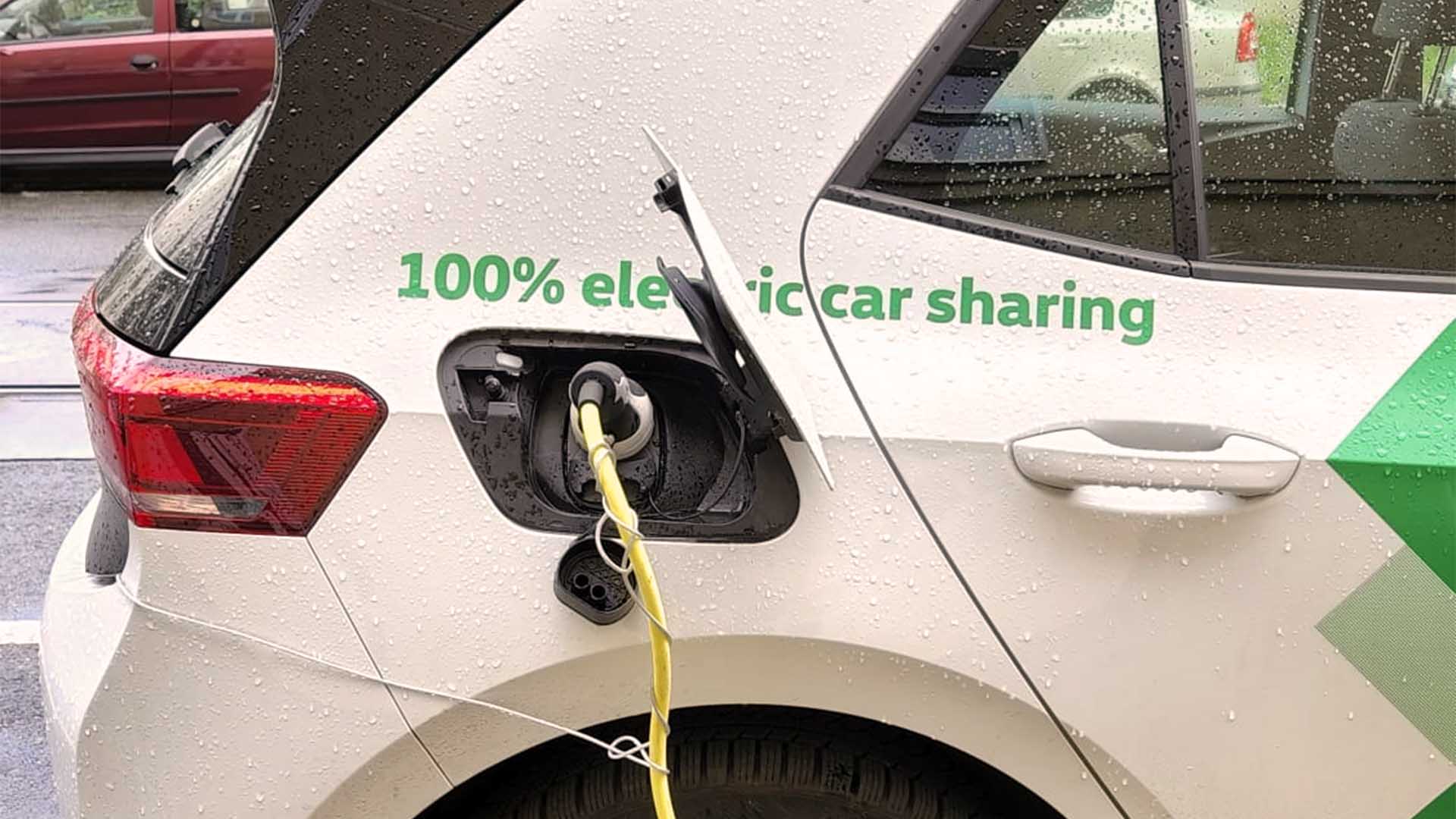 El auto eléctrico como bien de uso particular debe bajar sus precios, el auto compartido es una solución ante el precio elevado. Los subsidios en el precio es una política de estado para promover la movilidad ecológica