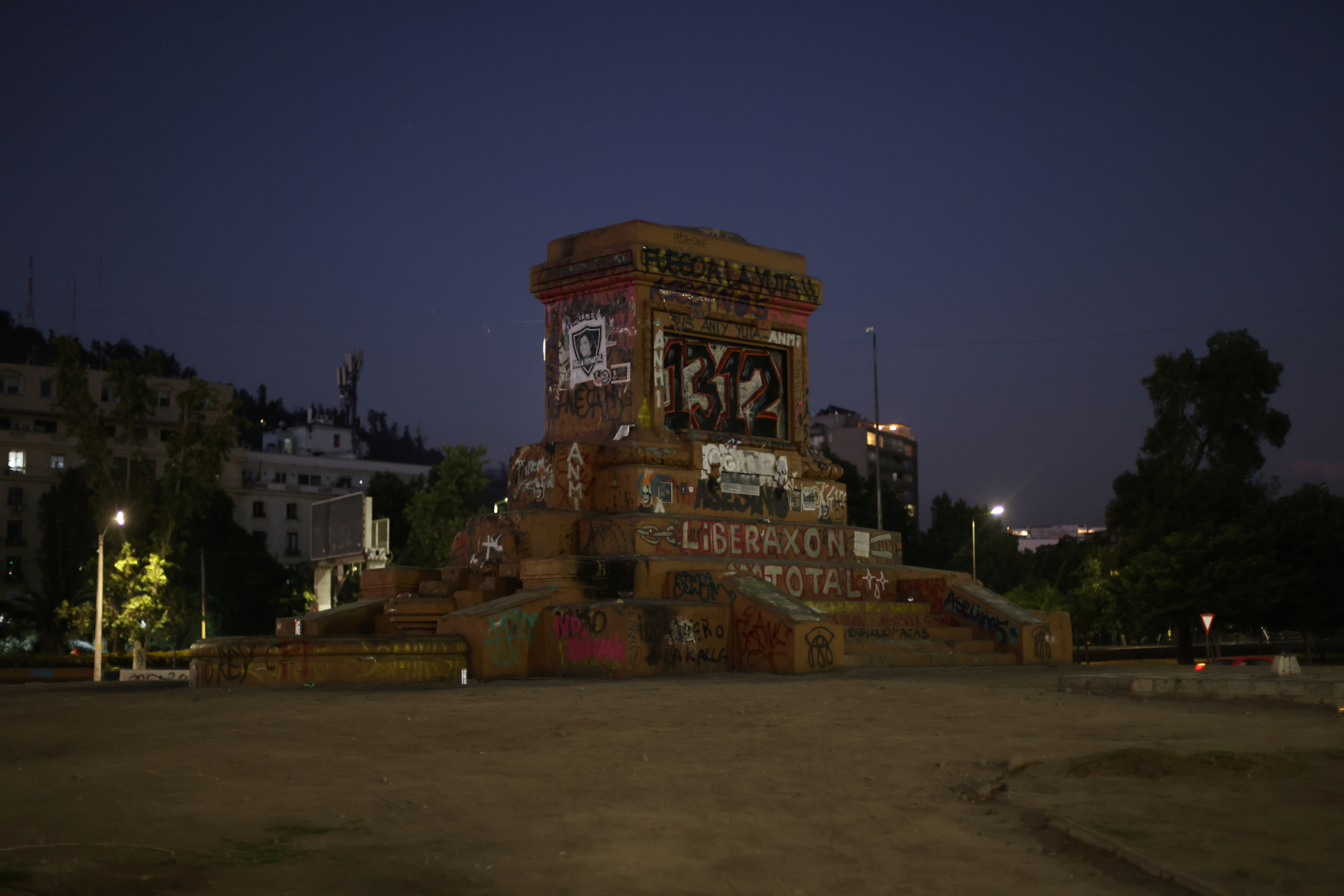 Situación actual del conjunto del Monumento a Baquedano. Solo queda la base a la espera de su restauración. REUTERS/Ivan Alvarado