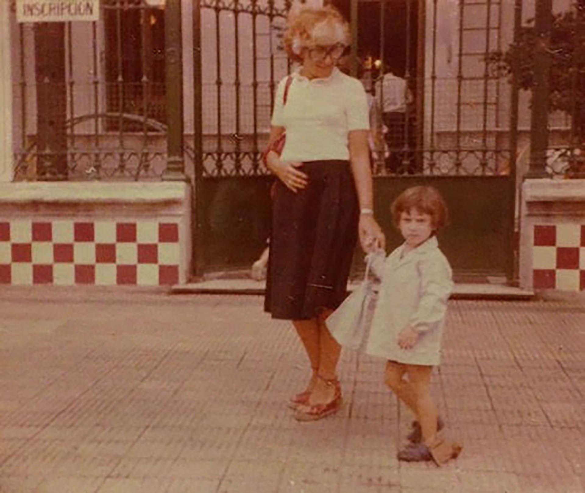 Una imagen de Aníbal de chico, yendo al colegio de la mano de su mamá en pleno barrio de Caballlito