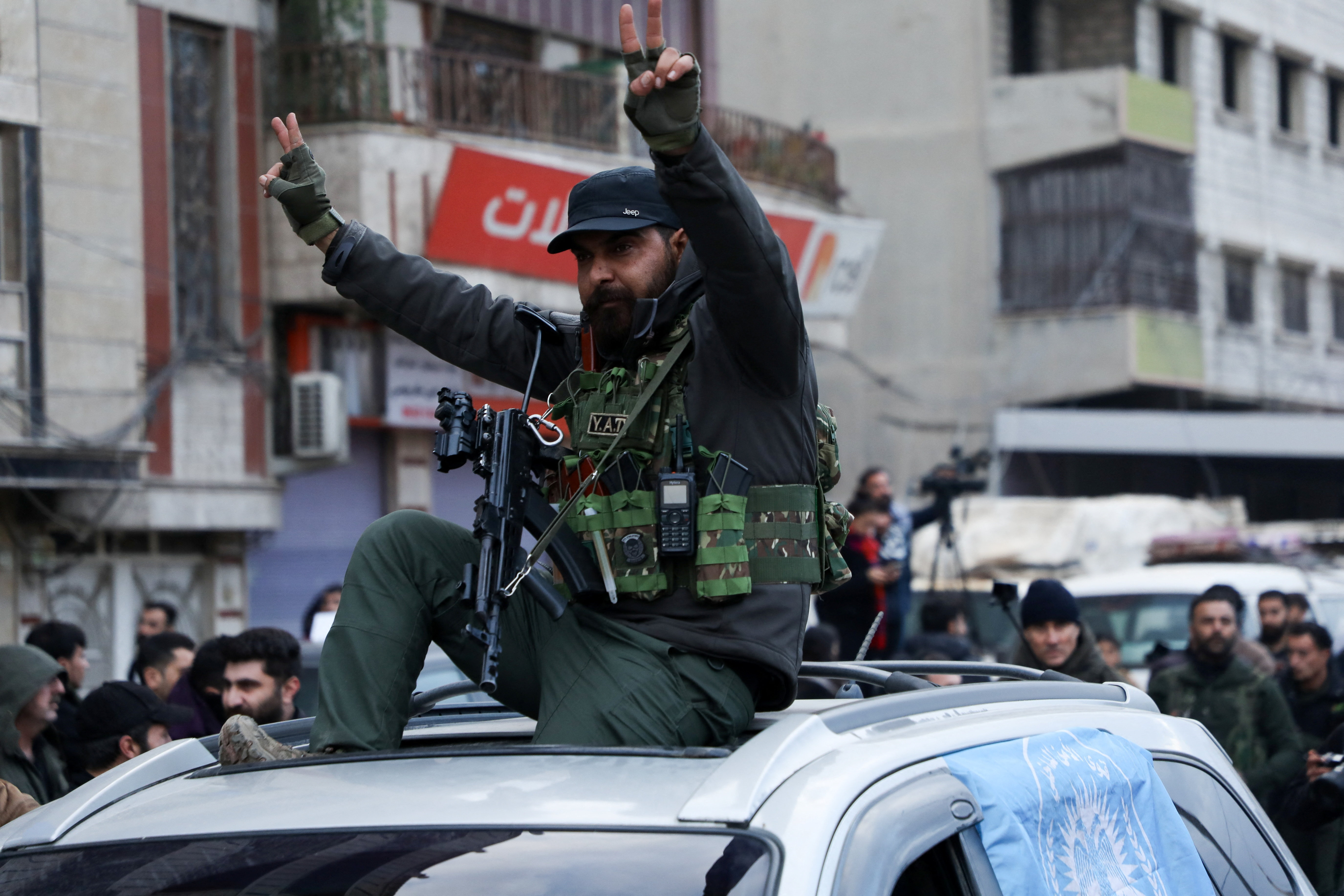Sorpresa en el río Neuquén: un auto apareció flotando y los bañistas lo tuvieron que sacar del agua