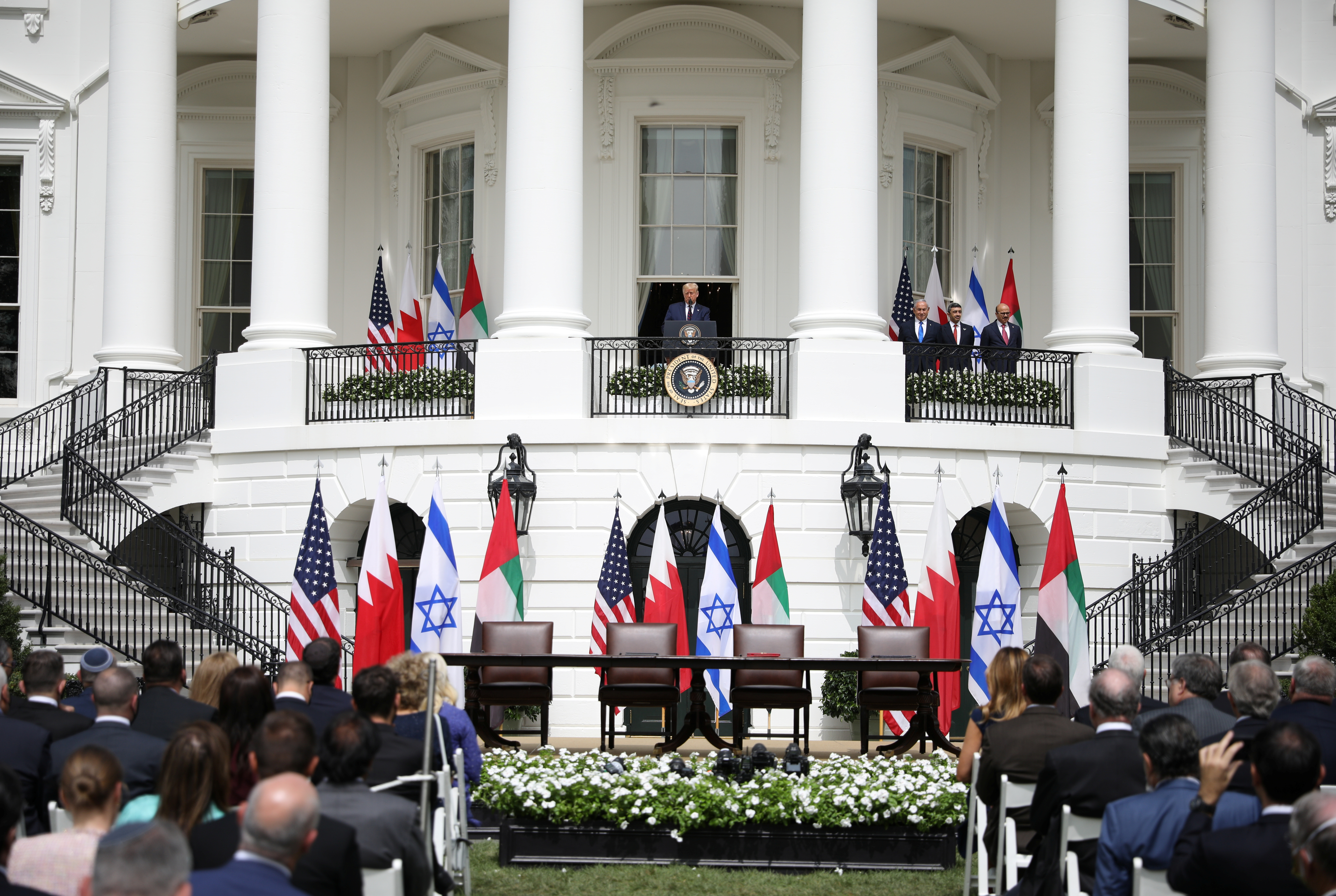 Trump habla en la Casa Blanca mientras lo escuchan el primer ministro israelí, Benjamín Netanyahu, y los  ministro de Relaciones Exteriores de los EAU y Bahrein, Abdullah bin Zayed y Abdullatif Al Zayani. Foto: REUTERS/Tom Brenner