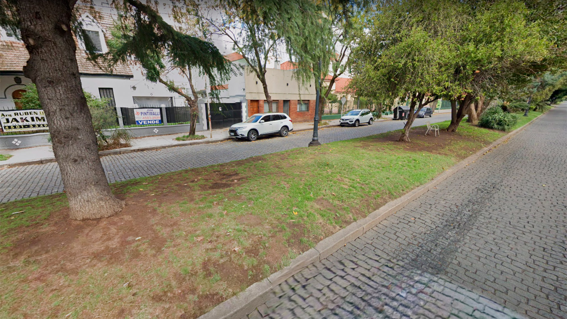 En Salvador María del Carril al 3600, en Villa Devoto, hay varias casas en venta sobre la misma cuadra