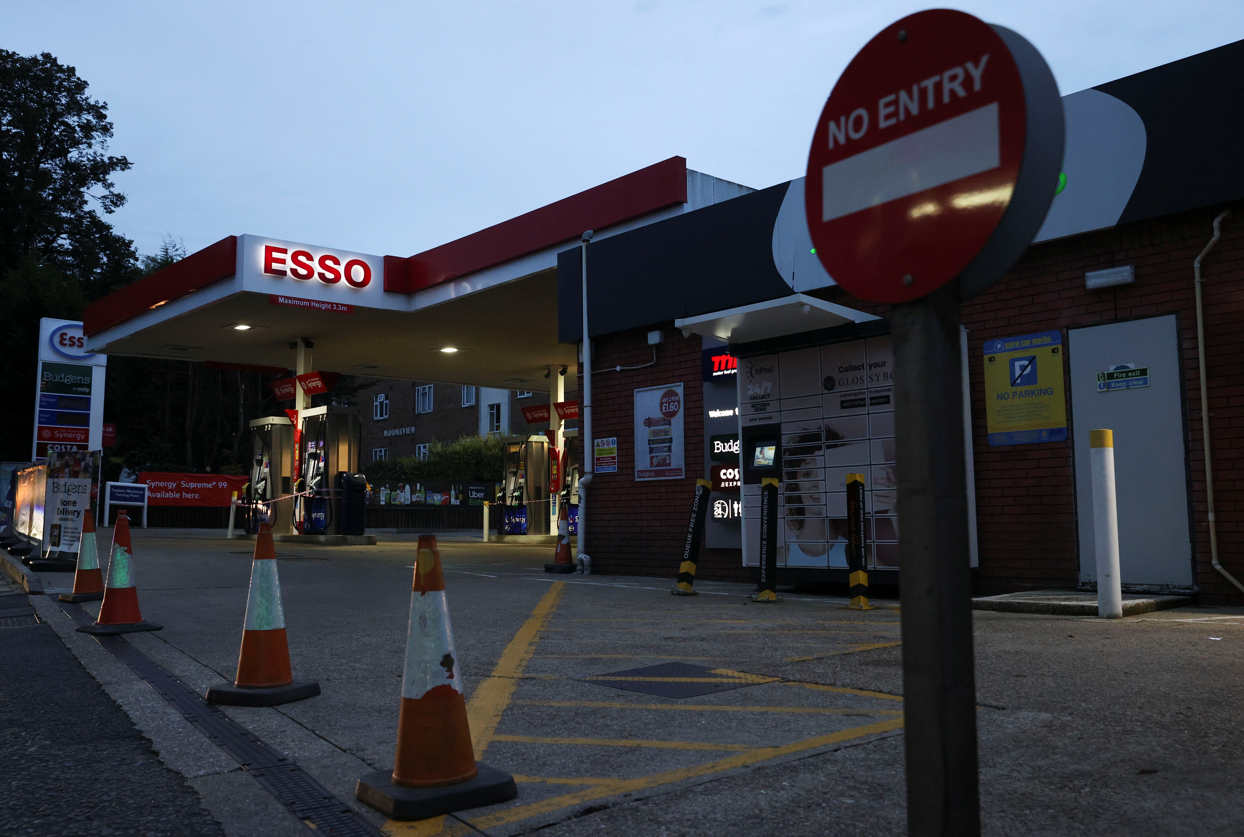 Los conos de tráfico bloquean la entrada a una estación de combustible en medio de una escasez de combustible, en Londres, Gran Bretaña, el 30 de septiembre de 2021. REUTERS / Hannah McKay