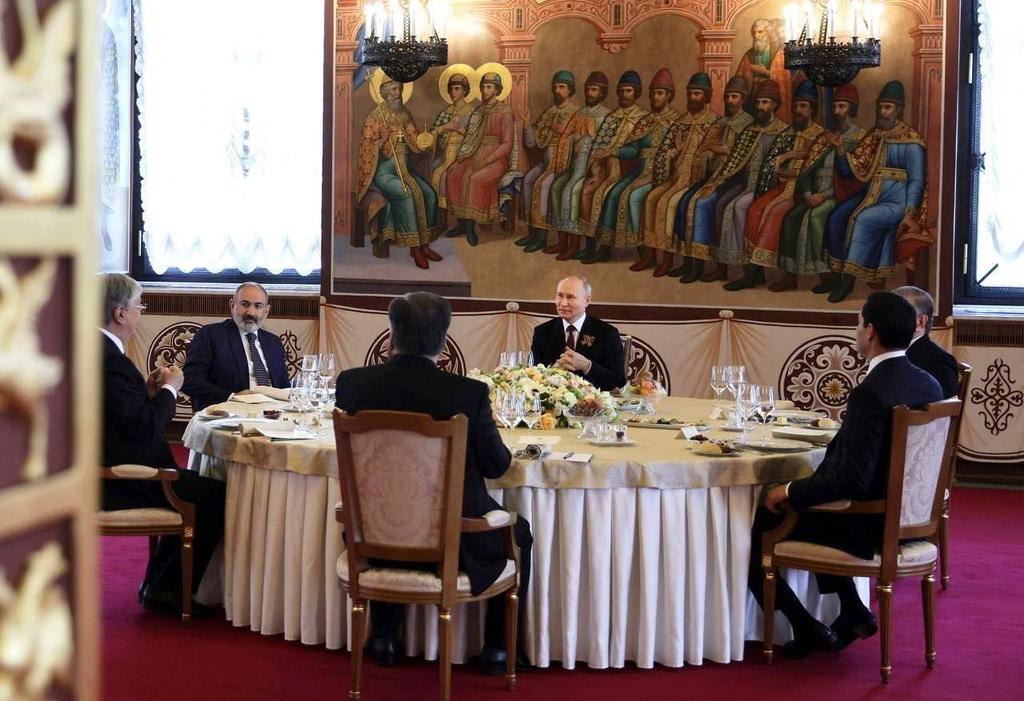 Vladimir Putin ofreció un almuerzo a sus invitados, los jefes de estado de países que pertenecieron a la Unión Soviética, luego de los tímidos festejos por el Día de la Victoria 2023 (Prensa Kremlin)