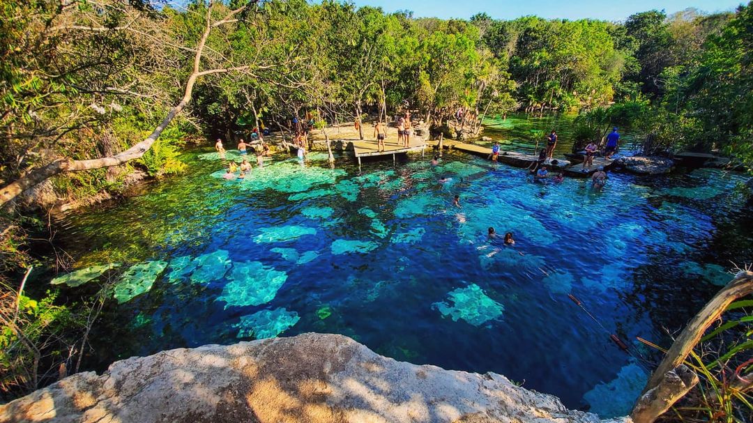 Es Cenote Azul es uno de los favoritos de los turistas por su poca profundidad Foto: Instagram @spencernvincent