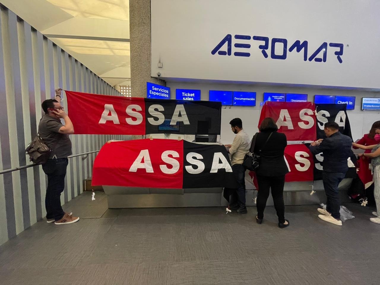 La huelga de trabajadores de Aeromar en el AICM estalló debido a la falta de pago de sueldos y prestaciones. (Especial)