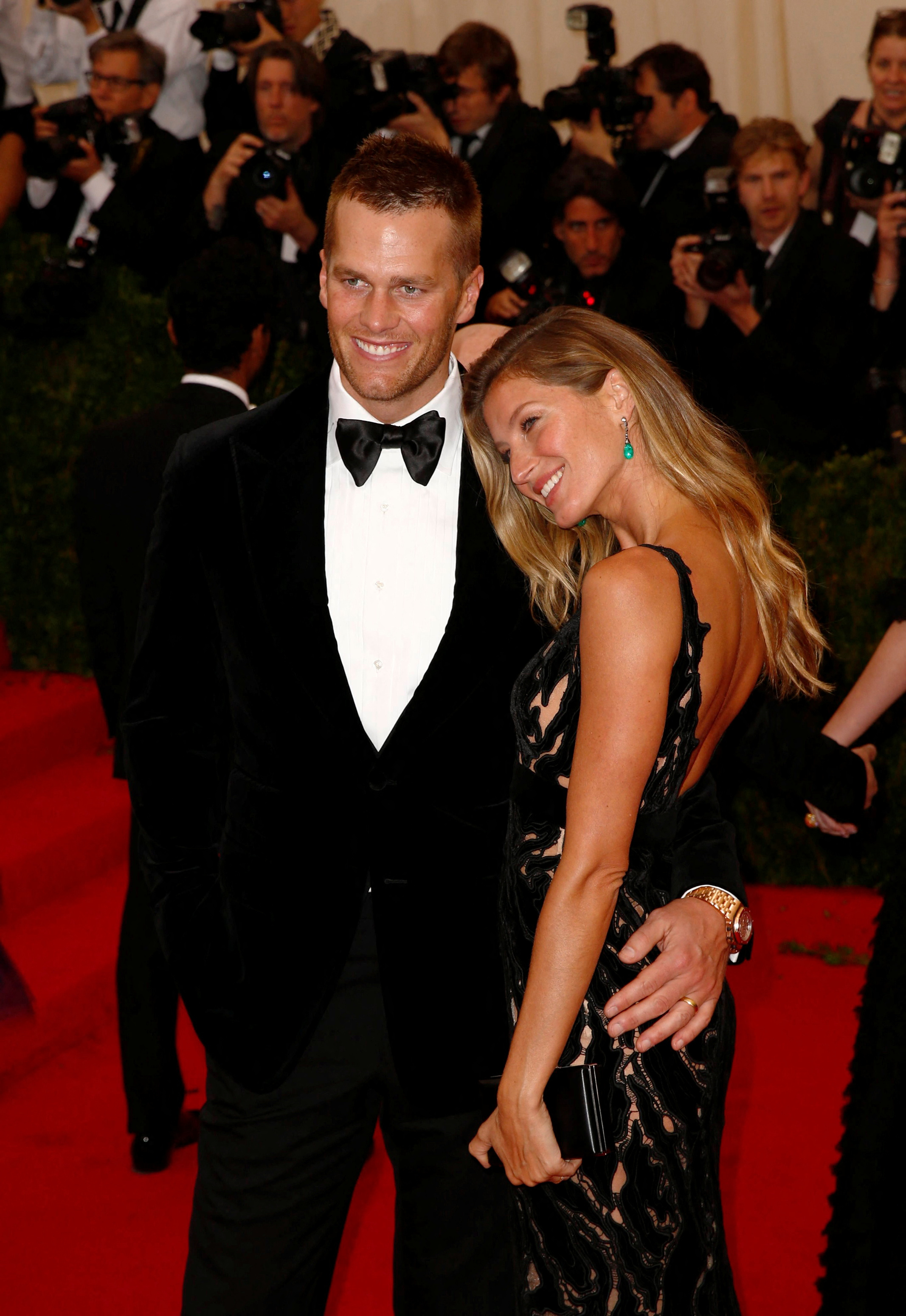 La modelo Gisele Bundchen y su marido, el jugador de fútbol americano de la NFL Tom Brady, llegan a la gala benéfica del Instituto del Traje del Museo Metropolitano de Arte para celebrar la inauguración de "Charles James: Más allá de la moda" en el Alto Manhattan.  REUTERS/Lucas Jackson (UNITED STATES  - Tags: ENTERTAINMENT FASHION SPORT FOOTBALL)/File Photo