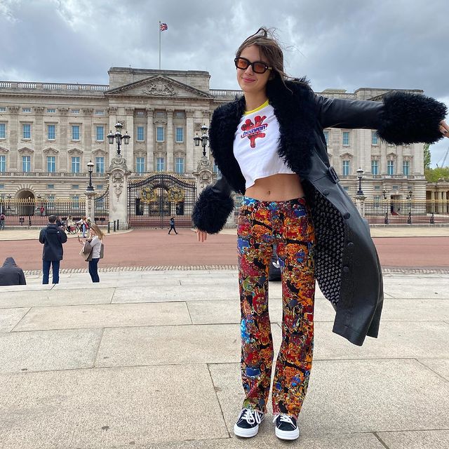 Pantalón y remera estampada en Londres, un look con mix de estilos 