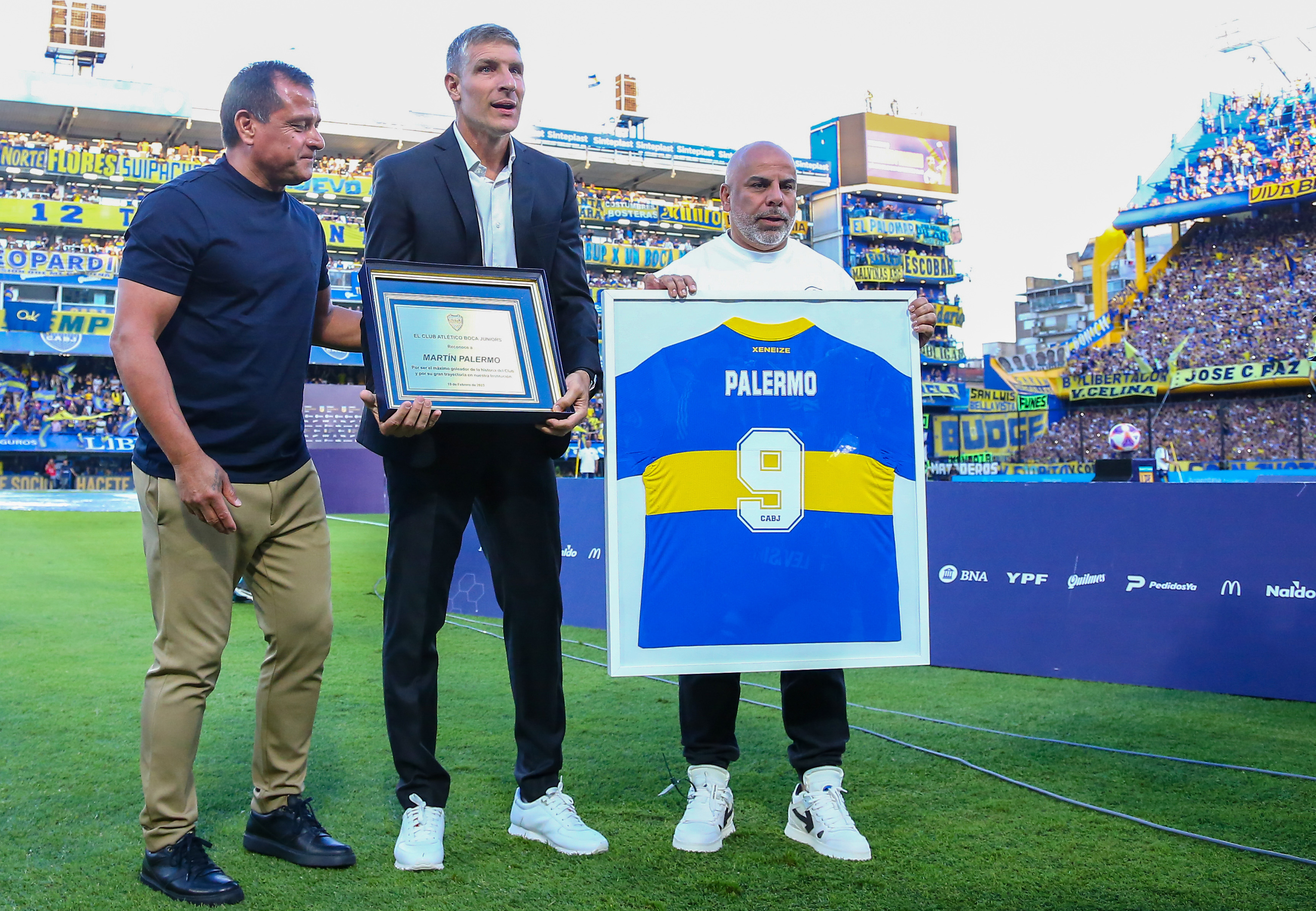 Chicho Serna y Marcelo Delgado, integrantes del Consejo de Fútbol de Boca Juniors, fueron quienes le dieron una plaqueta en homenaje al máximo goleador de la historia (Fotobaires)