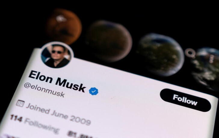 La cuenta de twitter de Elon Musk se ve en un smartphone en esta ilustración fotográfica tomada, el 15 de abril de 2022. REUTERS/Dado Ruvic