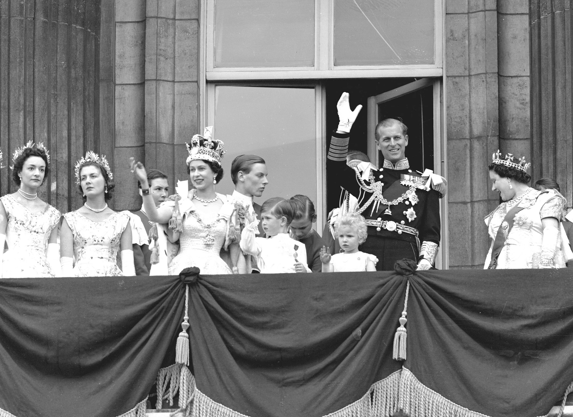 Las 12 Fotos Del Balcón De Buckingham Que Cuentan La Historia De La Reina Isabel Ii En La 8049