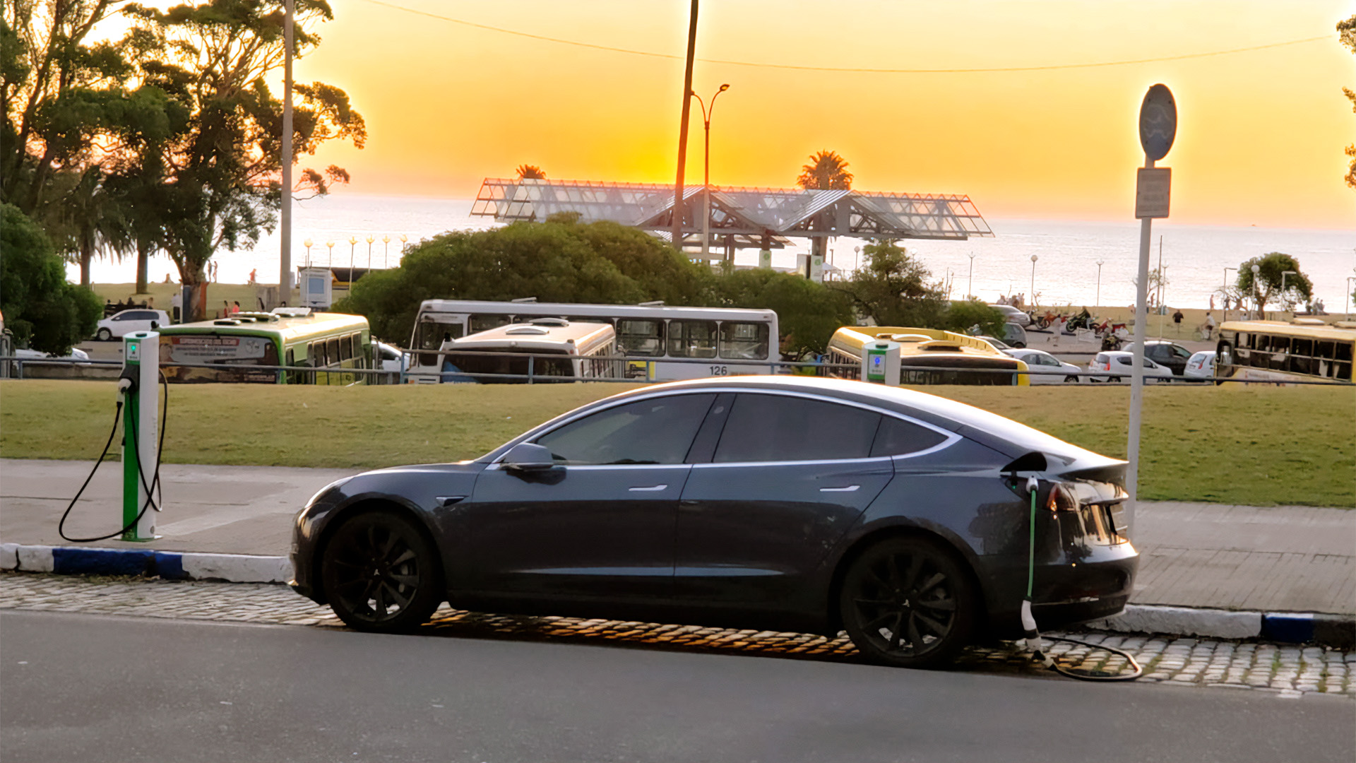 Incentivos, impuestos y matriz renovable: por qué Uruguay vive un boom de autos eléctricos y Argentina no