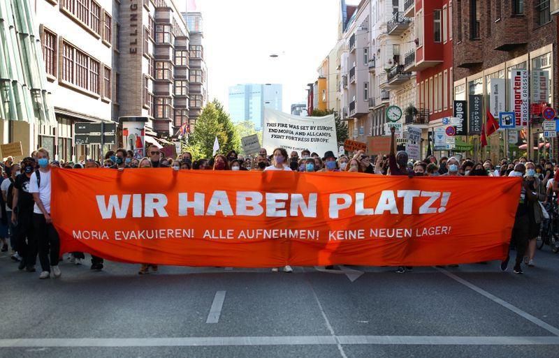 Grupo de manifestantes exigiendo la evacuación de los superpoblados campamentos de refugiados de Grecia y contra la creación de un nuevo campo en la isla de Lesbos, tras una pancarta en la que se puede leer en alemán "Tenemos espacio", en Berlín, Alemania, el 20 de septiembre de 2020. REUTERS/Christian Mang