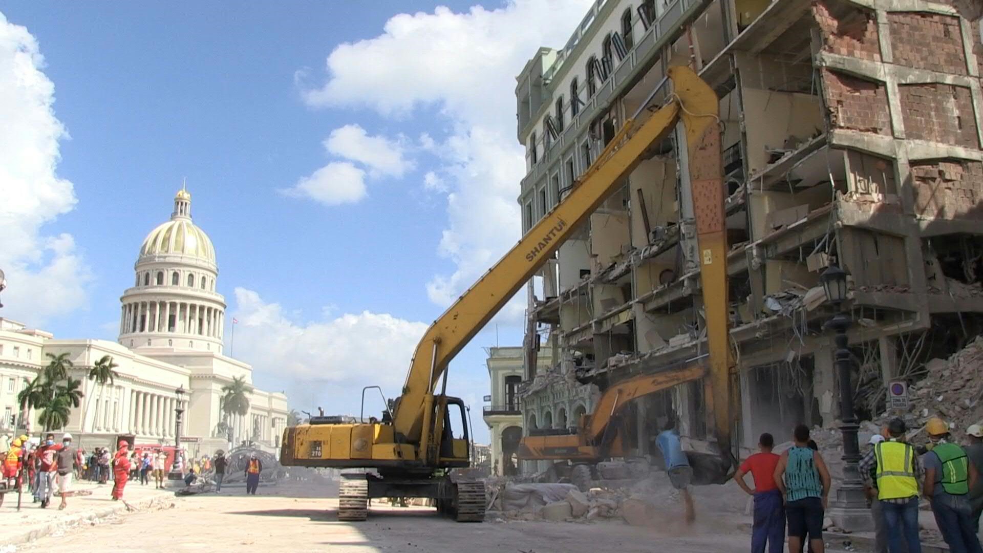 Los socorristas intentaban el sábado encontrar sobrevivientes entre los escombros del Hotel Saratoga de La Habana, parcialmente destruido por una explosión que deja más de una veintena de muertos y decenas de personas hospitalizadas.