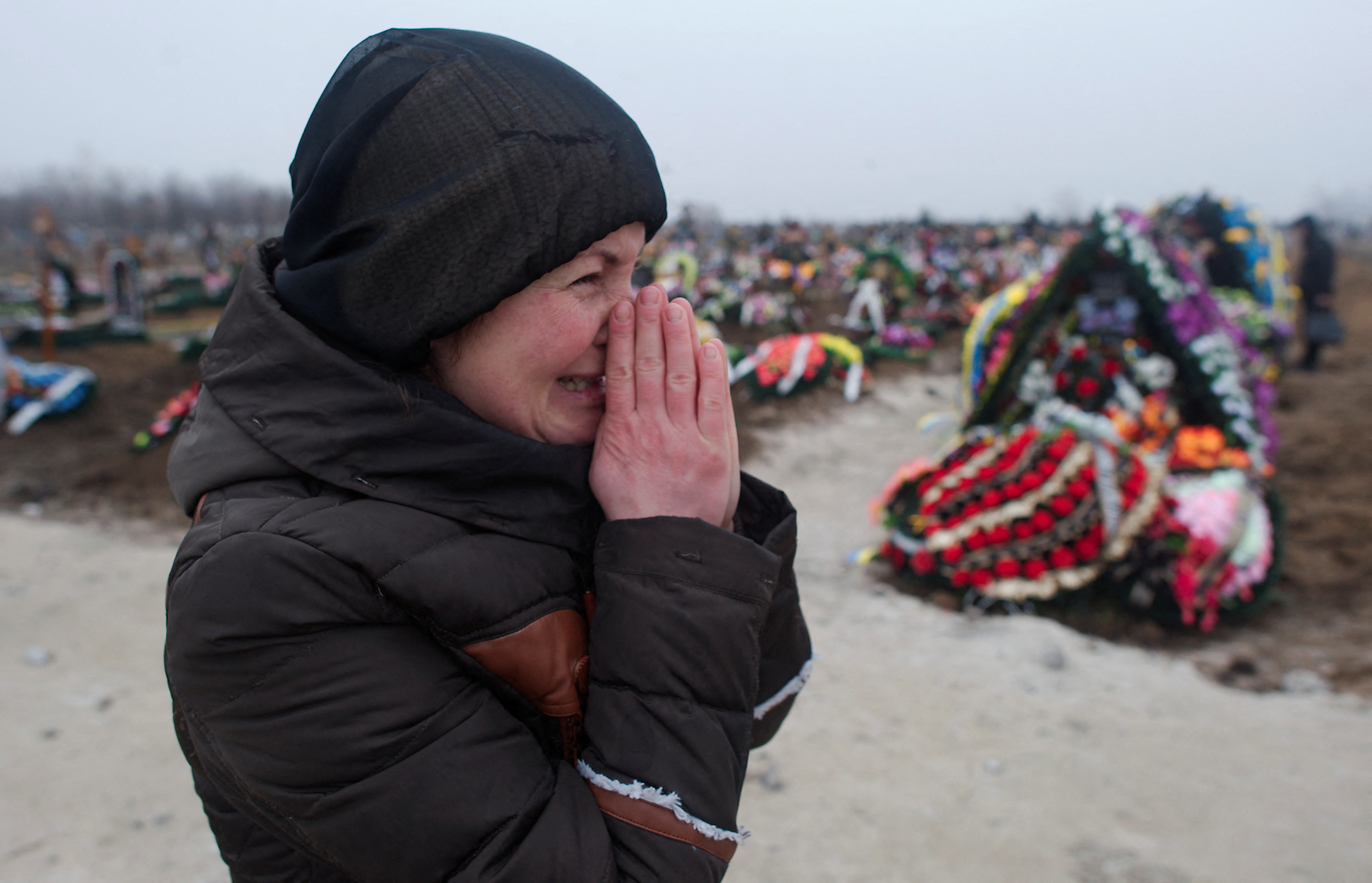 Una mujer llora al ver la destrucción a su alrededor en Maripuol (REUTERS/Maksim Levin)