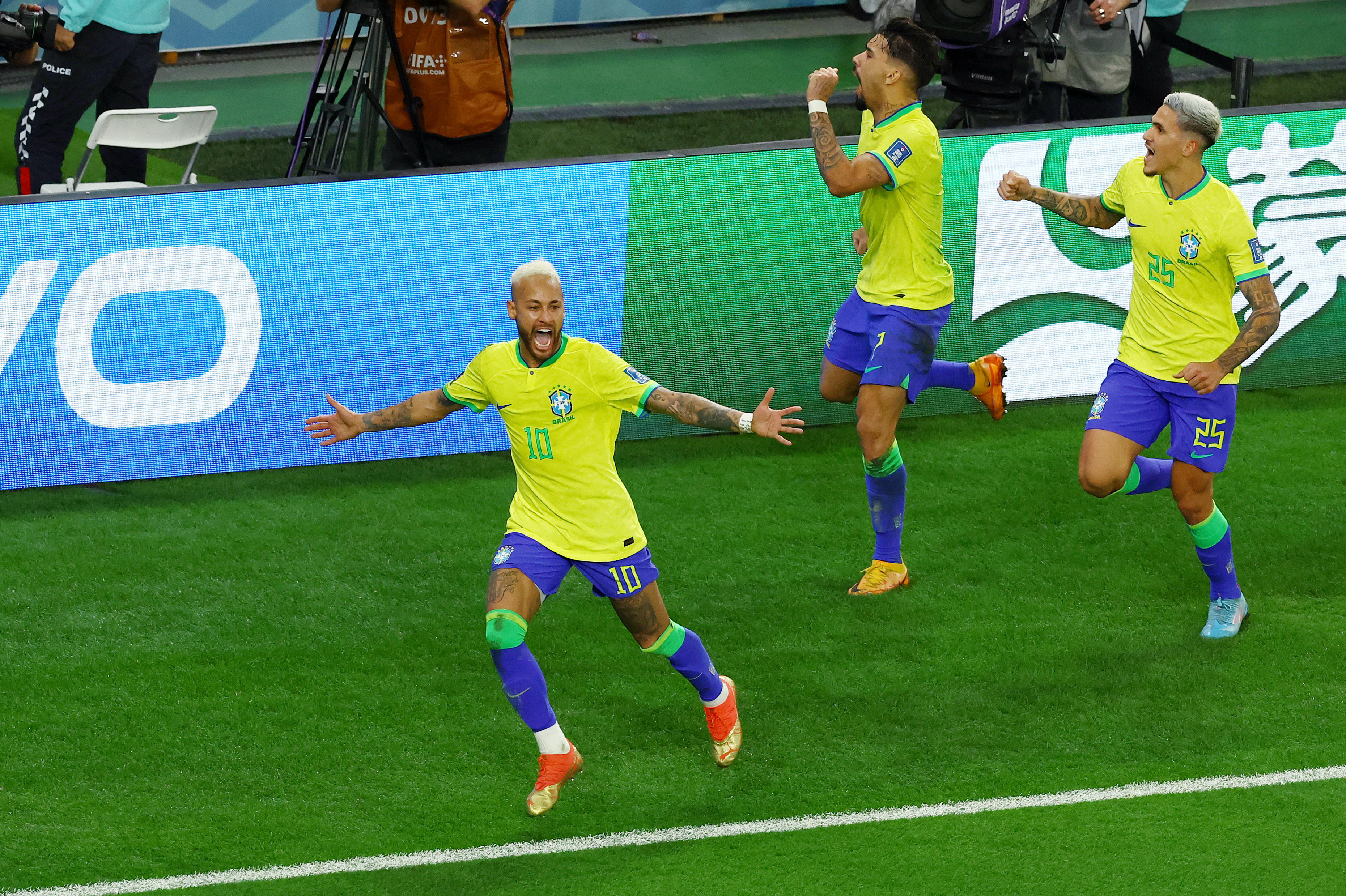 Neymar festeja el gol con el que Brasil abrió el marcador ante Croacia en cuartos de final (REUTERS/Lee Smith)