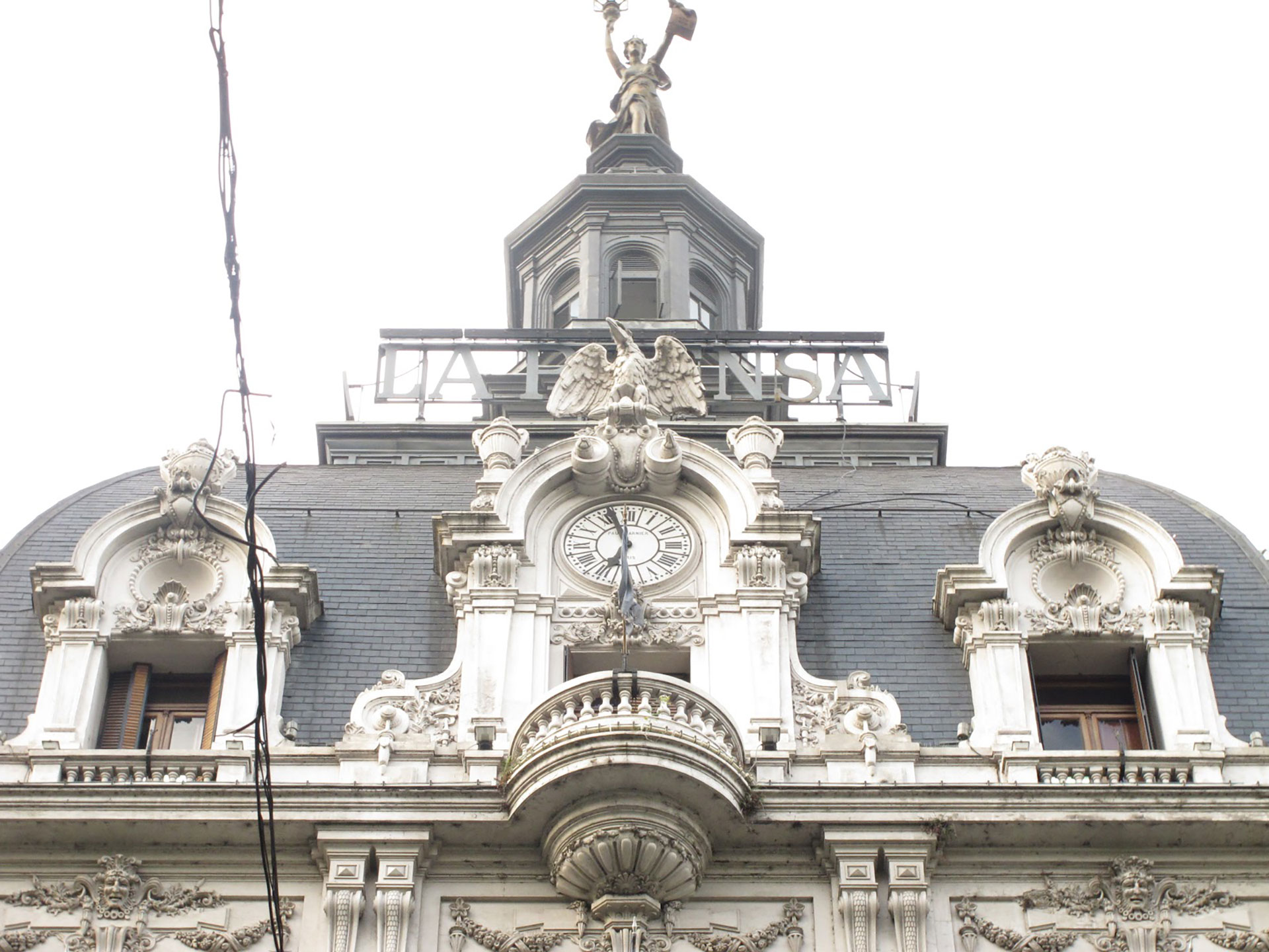 Reloj del viejo edificio de La Prensa