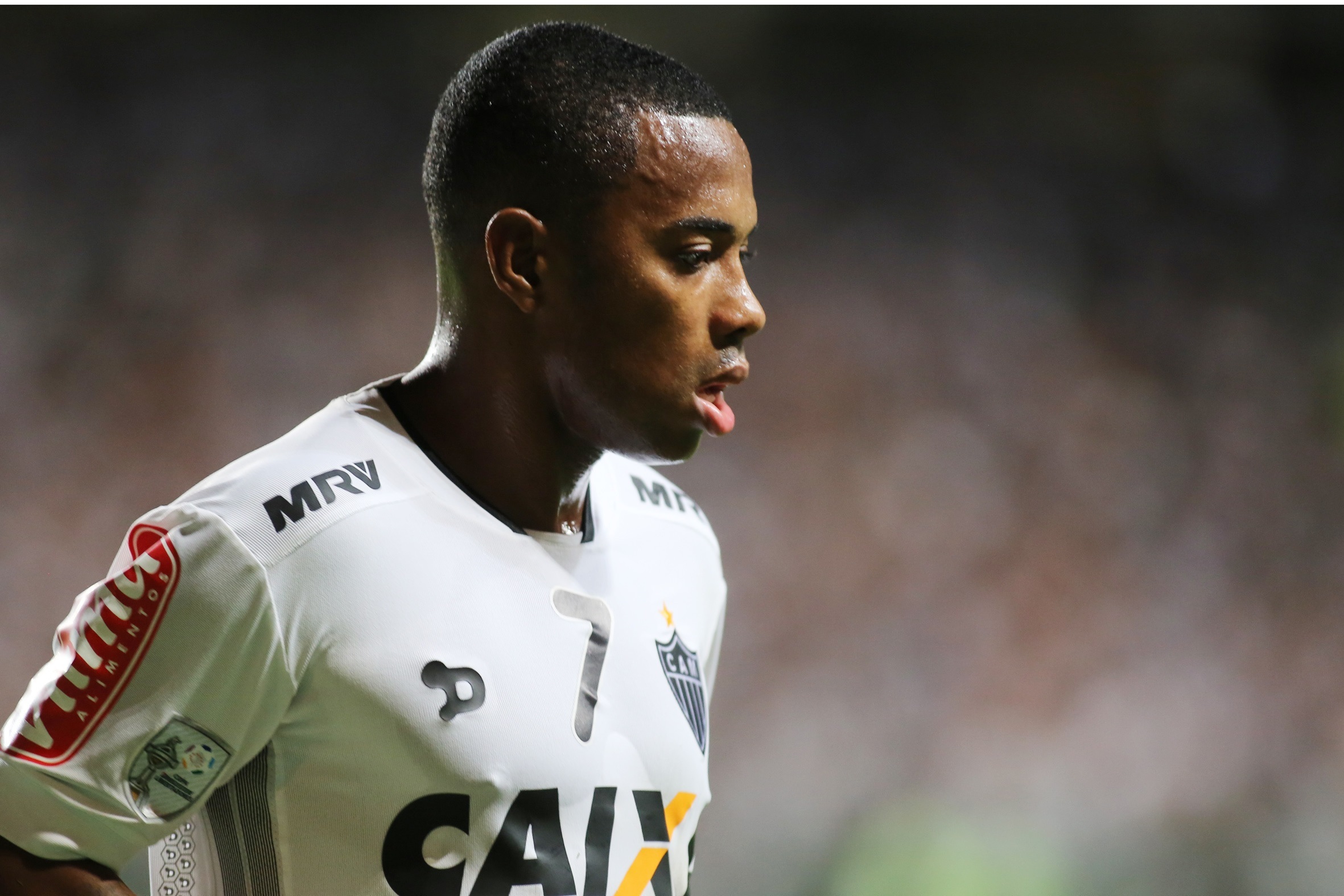Robinho rescindió su contrato con el Santos a menos de una semana de haber sido incorporado (EFE/Paulo Fonseca/Archivo)
