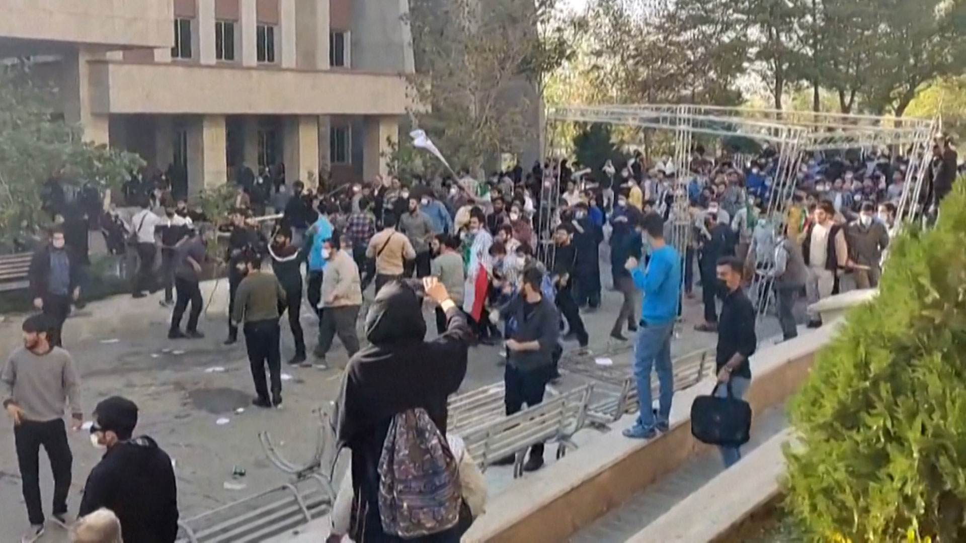 Protesta en la universidad tecnológica de Teherán. En varias universidades, los estudiantes desafían la segregación por sexos en las cafeterias. (Telegram)