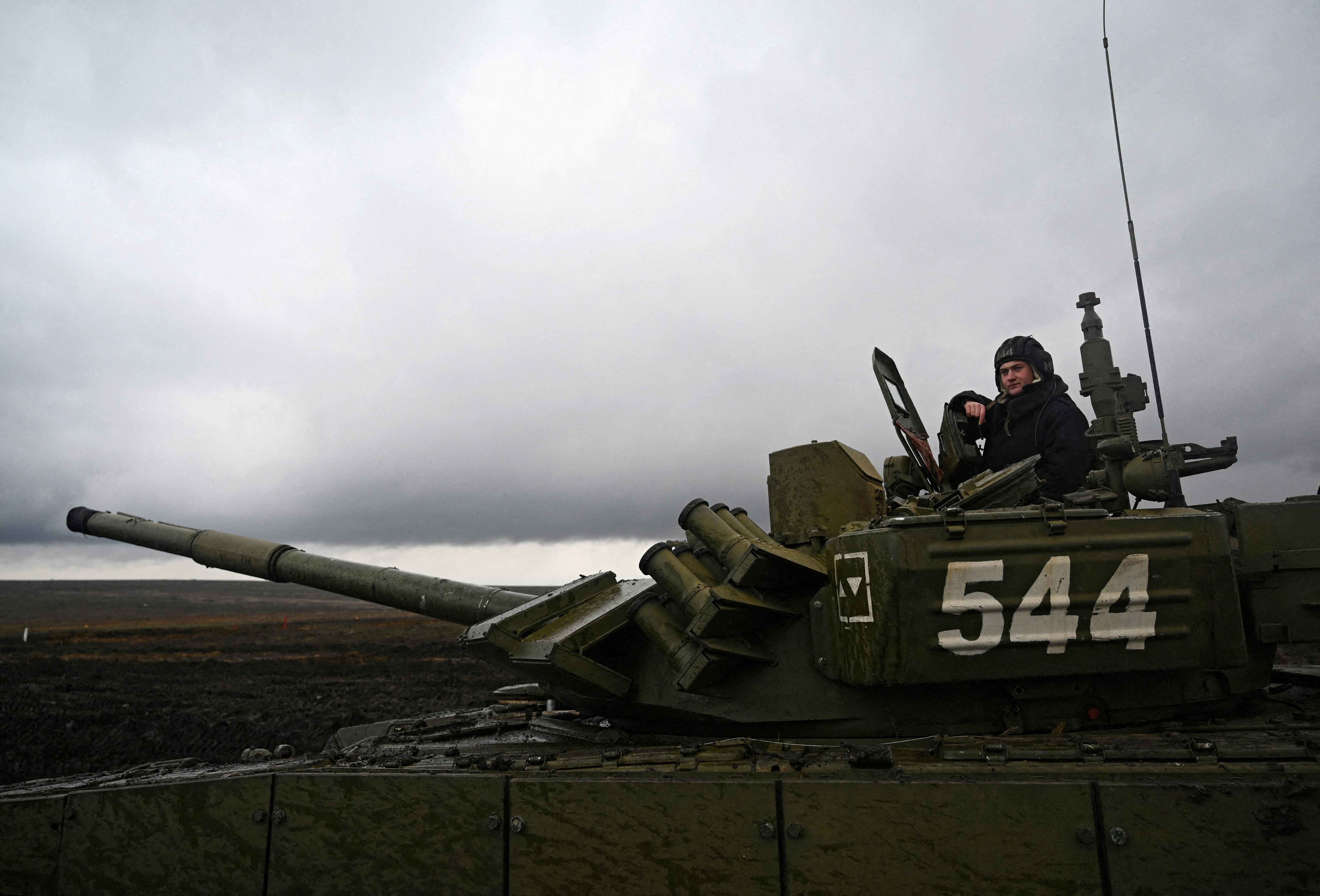 FOTO DE ARCHIVO: Un miembro del servicio ruso es visto encima de un tanque de batalla principal T-72B3 durante los ejercicios militares en el rango Kadamovsky en la región de Rostov, Rusia 20 de diciembre de 2021. REUTERS/Sergey Pivovarov