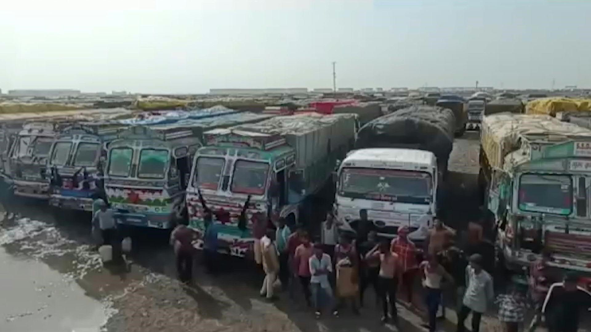 Camiones bloqueados en un puerto de la India tras la decisión del gobierno de de suspender todas las exportaciones del cereal, factor que agrava los efectos de la guerra en Ucrania