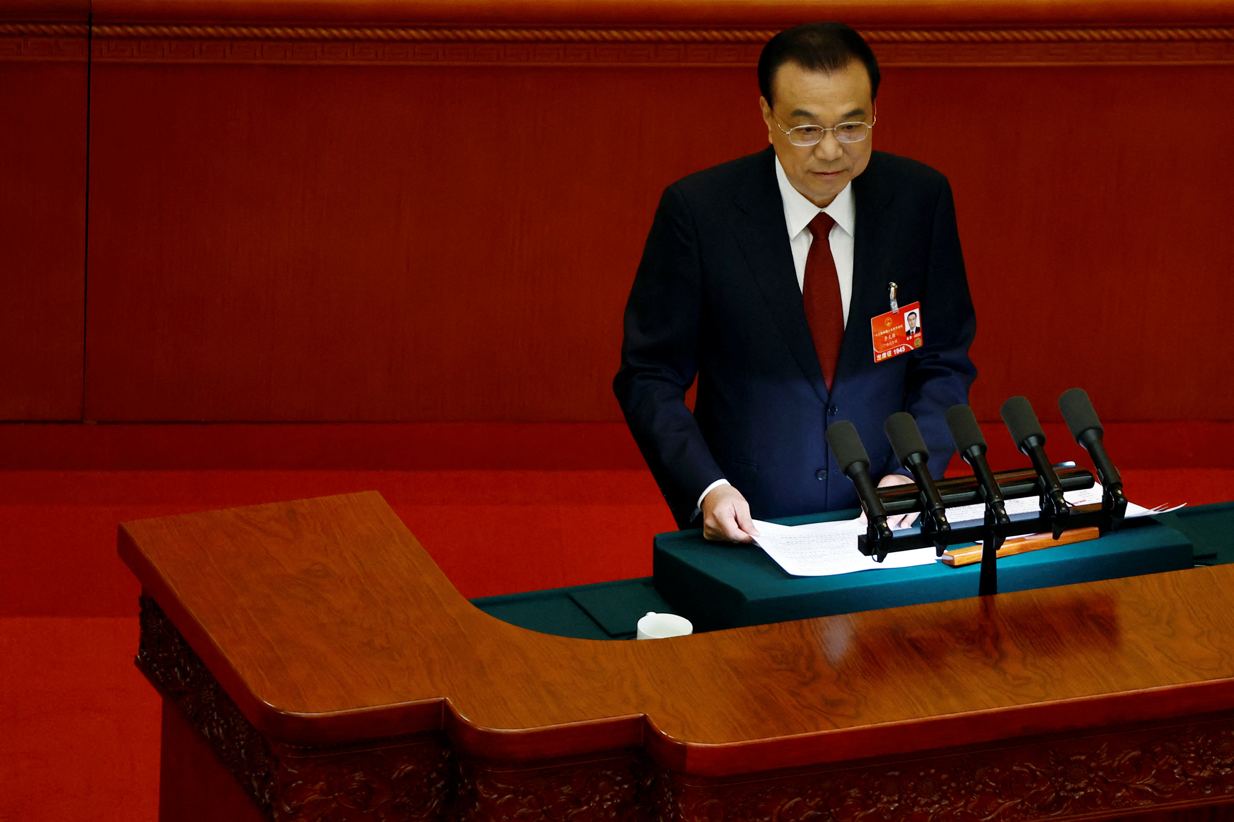 El primer ministro chino, Li Keqiang, entrega su informe de trabajo en la sesión inaugural del Congreso Nacional del Pueblo (APN) en el Gran Salón del Pueblo en Beijing, China, el 5 de marzo de 2022. REUTERS/Carlos García Rawlins