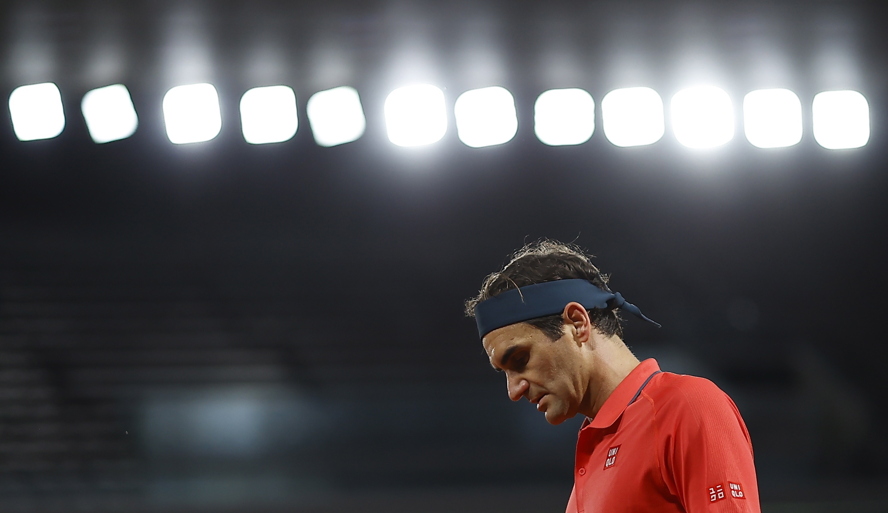 PRoger Federer durante el partido contra Dominik Koepfer, este sábado. EFE/EPA/IAN LANGSDON
