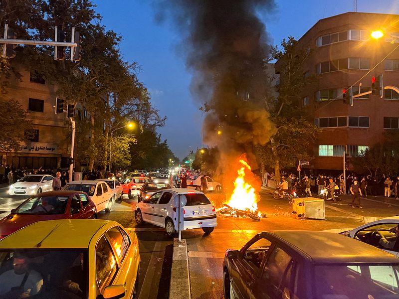 Una motocicleta de la policía arde durante una protesta por la muerte de Mahsa Amini en Teherán, Irán. 19 de septiembre de 2022. WANA (West Asia News Agency) vía REUTERS/Archivo