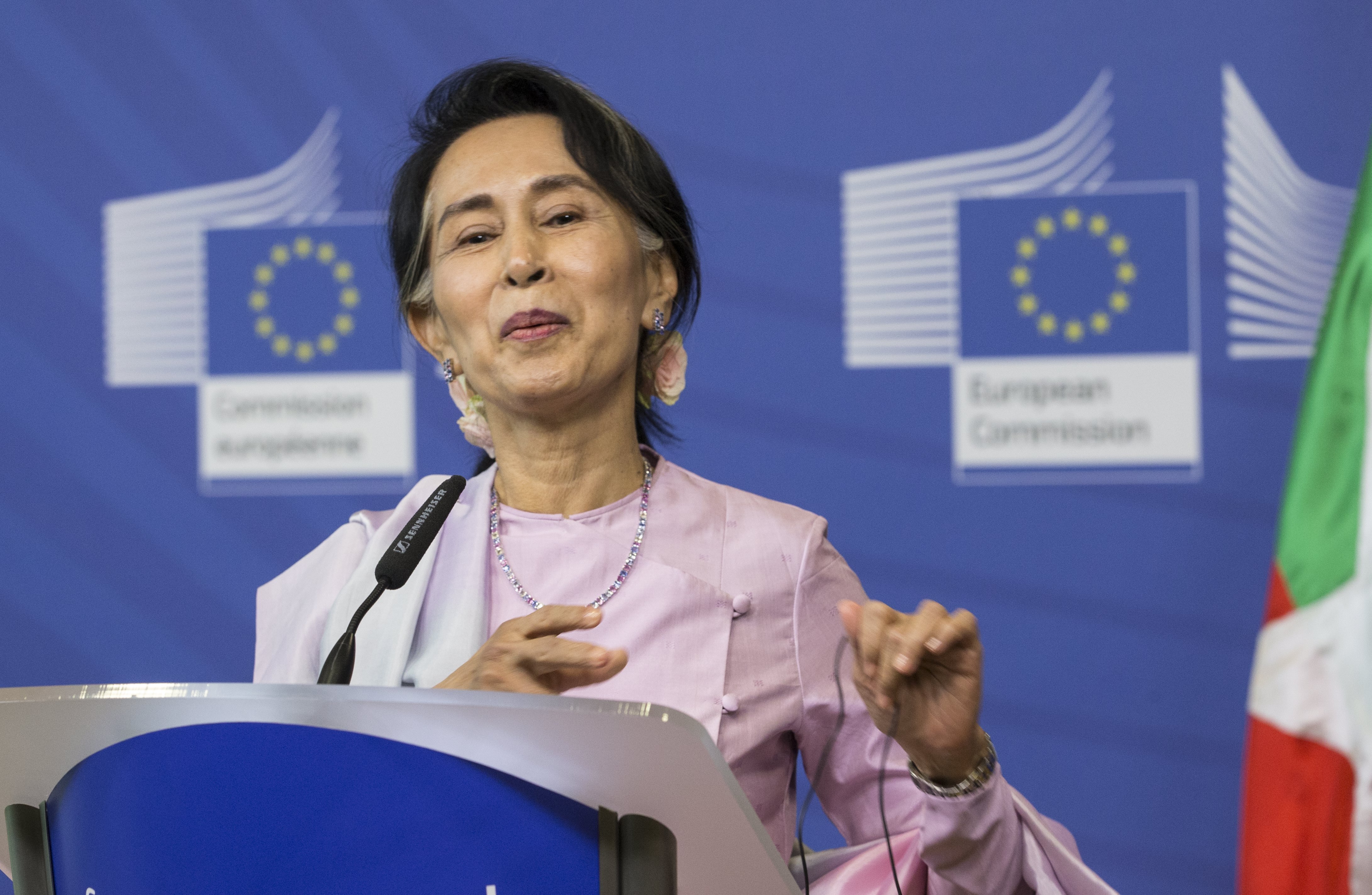 Aung San Suu Kyi durante una visita a la sede de la Comisión Europea en Bruselas (Bélgica) en 2017. EFE/Olivier Hoslet/Archivo
