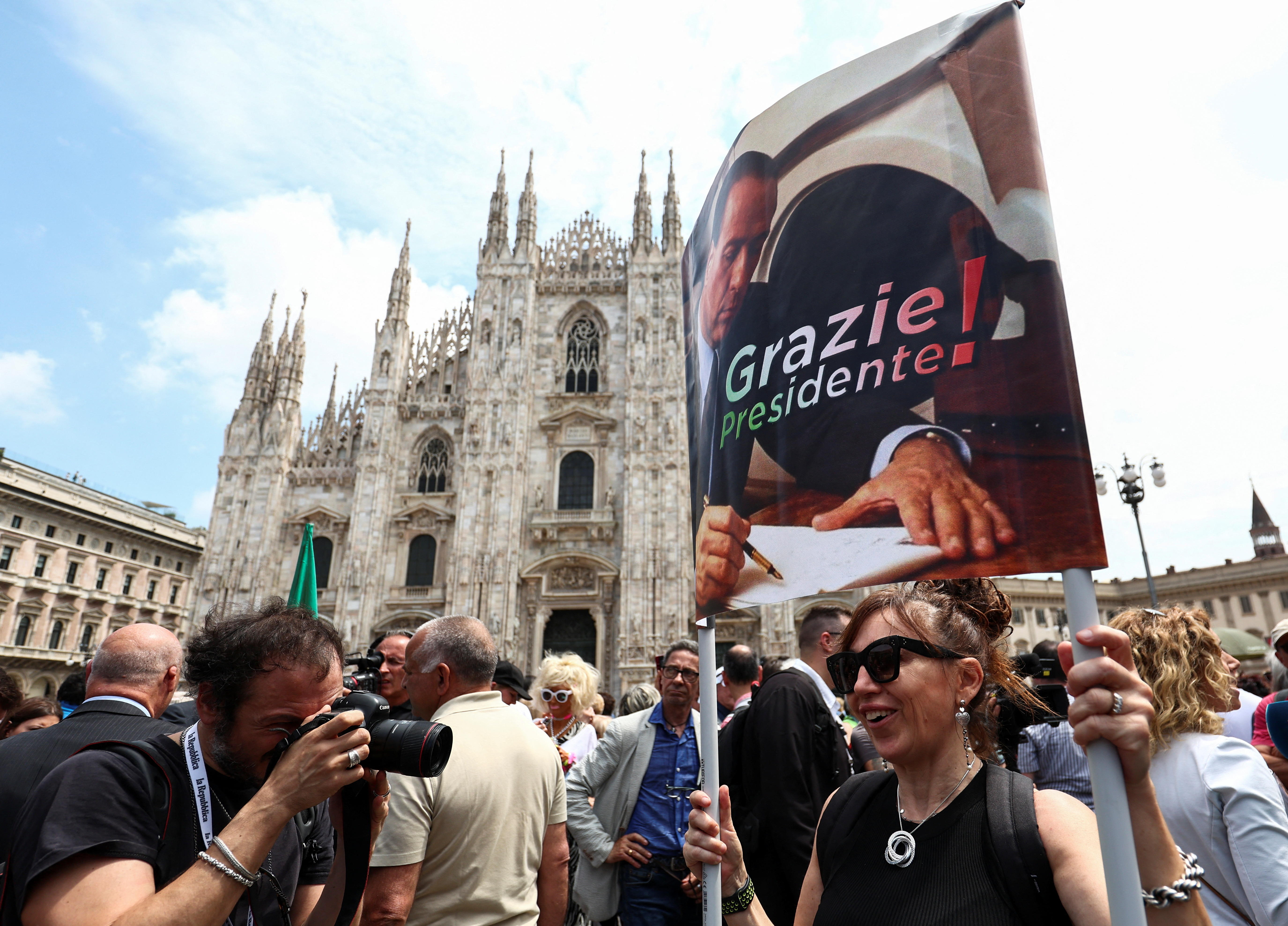 Una simpatizante de Berlusconi con un cartel que dice: "Gracias presidente" (REUTERS/Guglielmo Mangiapane) 