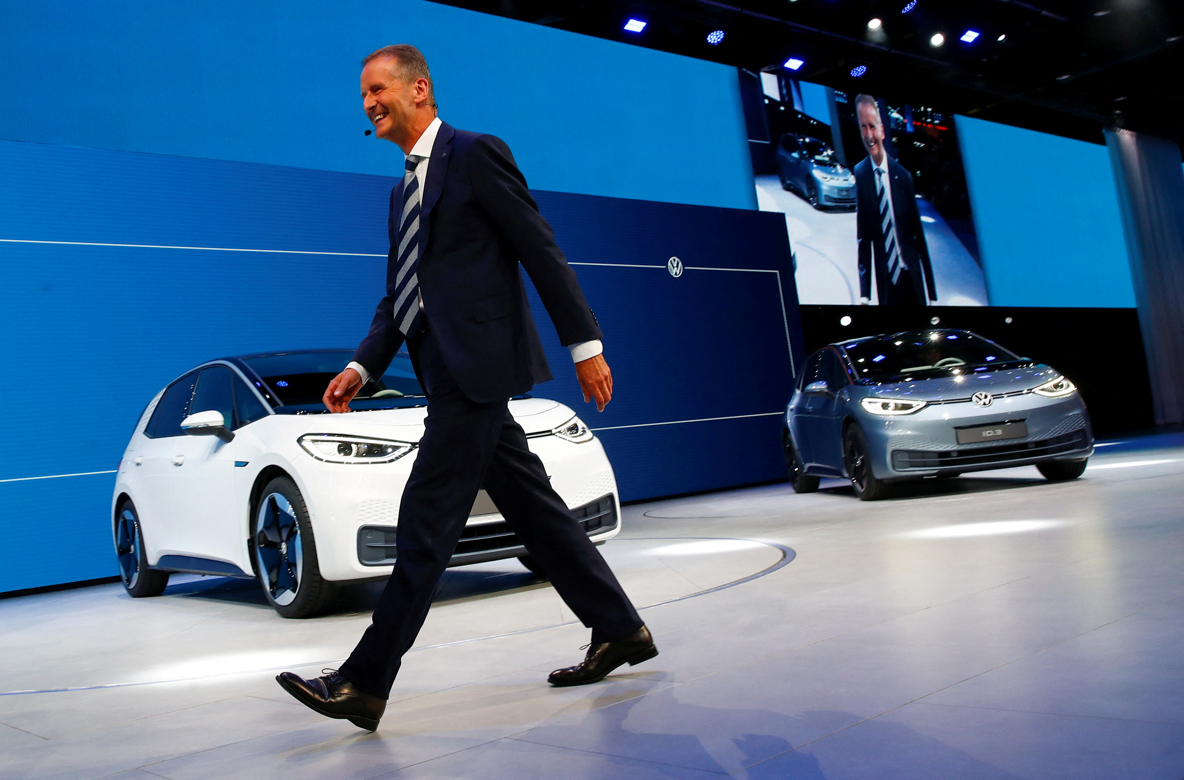 Herbert Diess, todavía CEO de VW Group, delante de un ID.3, la gran apuesta de su gestión desde 2018. REUTERS/Wolfgang Rattay/File Photo