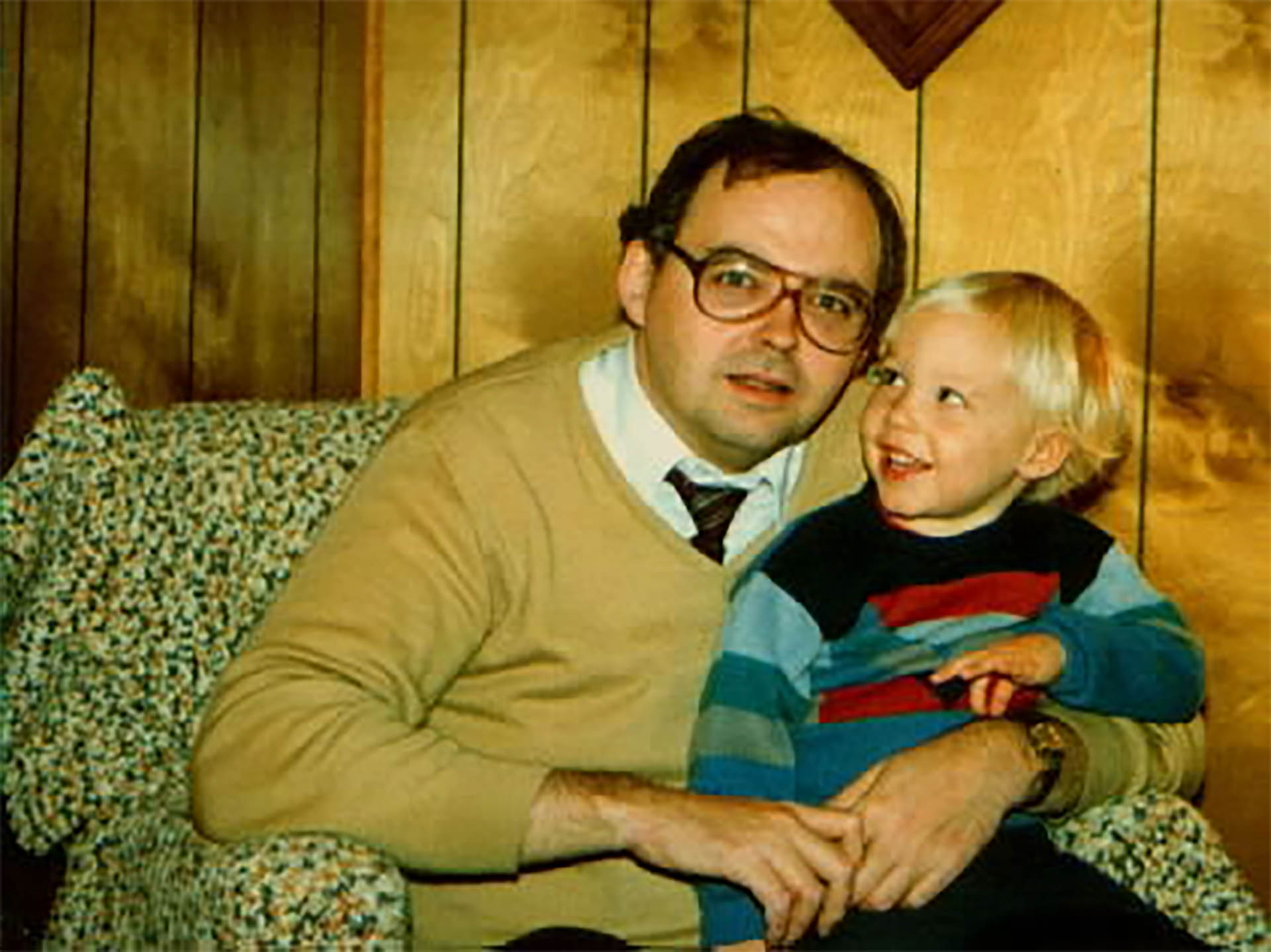 Joshua “Josh” Earl Patrick Phillips junto a Steve Phillips, su padre, cuando era un niño