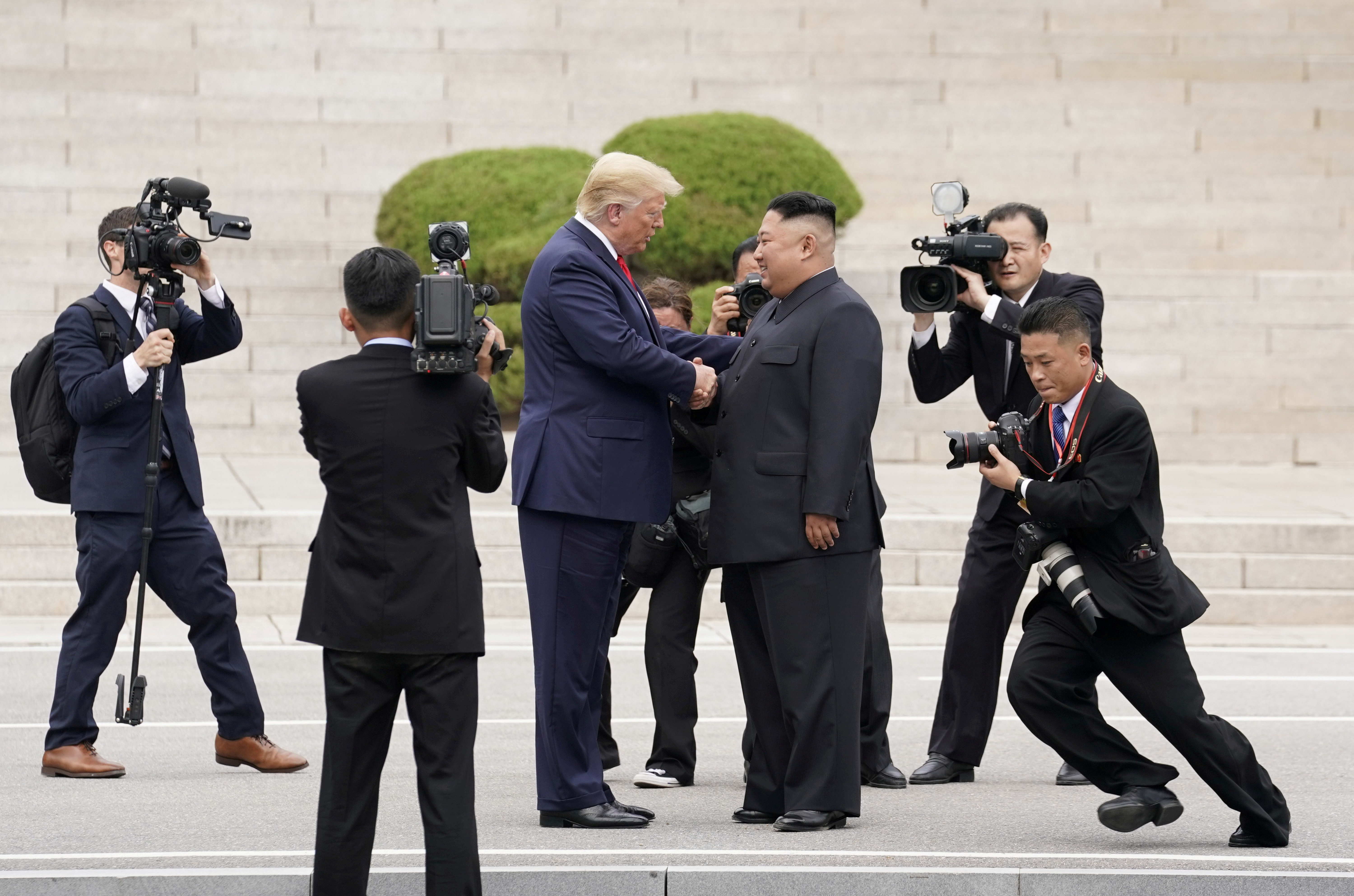 Trump buscó forzar lazos con Corea del Norte y el ex mandatario estadounidense se reunió hasta en tres ocasiones con el dictador norcoreano Kim Jong-un. (REUTERS/Kevin Lamarque)