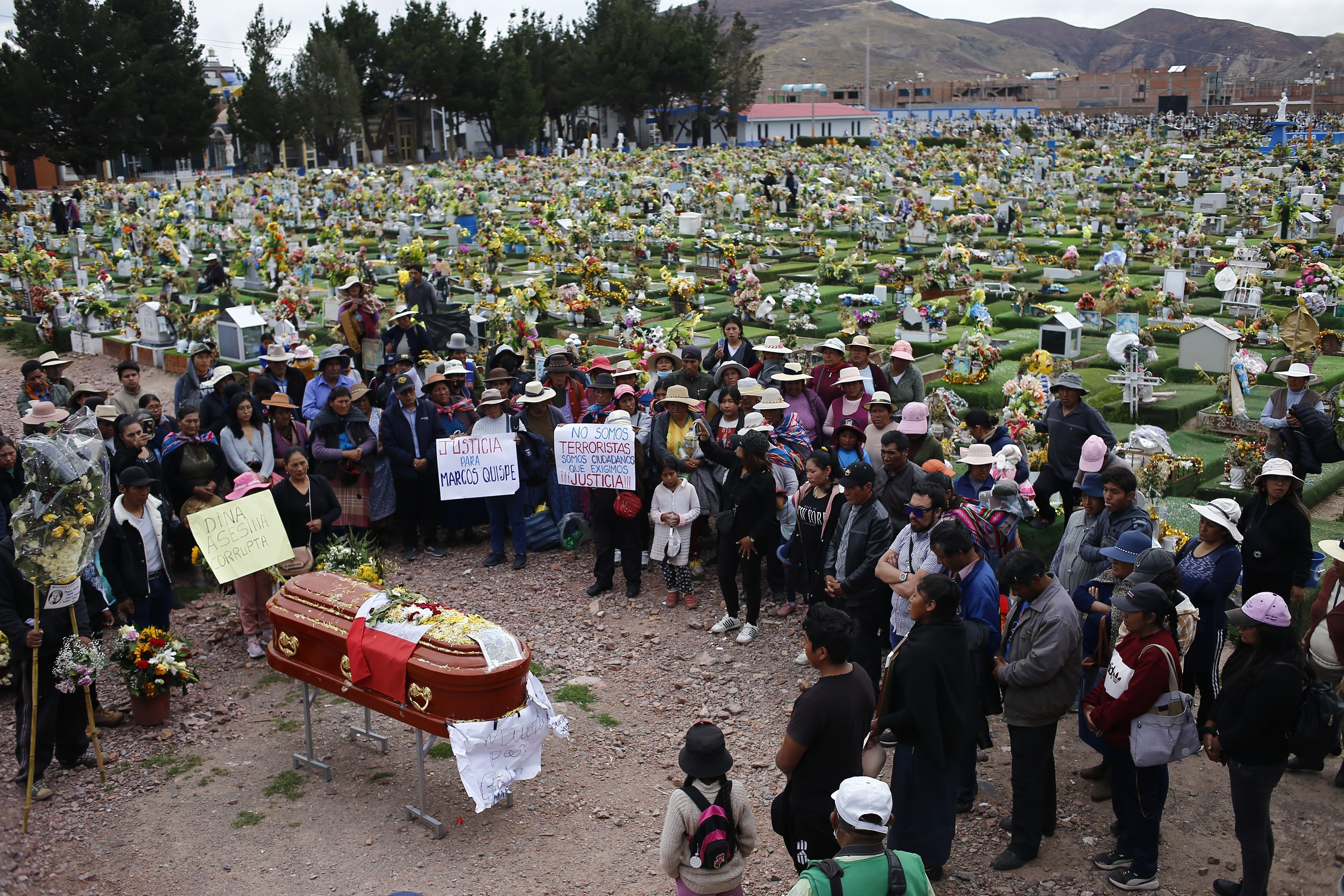 Deudos se preparan para enterrar a Marco Quispe, de 54 años, que murió en los enfrentamientos contra la policía, en el cementerio de Juliaca, Perú, el jueves 12 de enero de 2023. El conductor de taxi es una de las al menos 17 personas que murieron el lunes en el sudeste de Perú en las protestas que buscan un adelanto electoral sobre todo en zonas rurales del país aún leales al depuesto presidente Pedro Castillo. (AP Foto/Hugo Curotto)