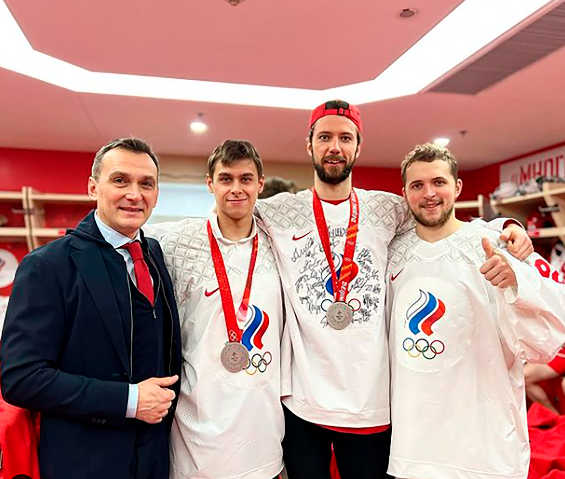 Ivan Fedotov junto a compañeros del seleccionado ruso tras conseguir la medalla de plata en los Juegos Olímpicos de Beijing