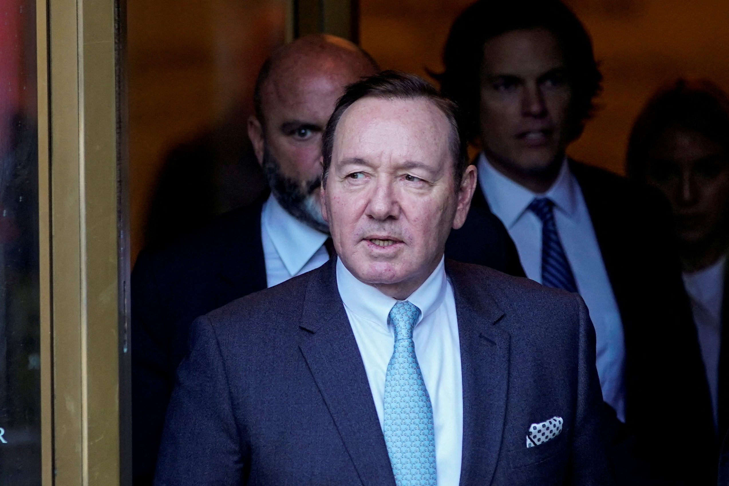 El actor Kevin Spacey sale del Tribunal Federal de Manhattan durante su juicio por abusos sexuales (REUTERS/Eduardo Munoz)