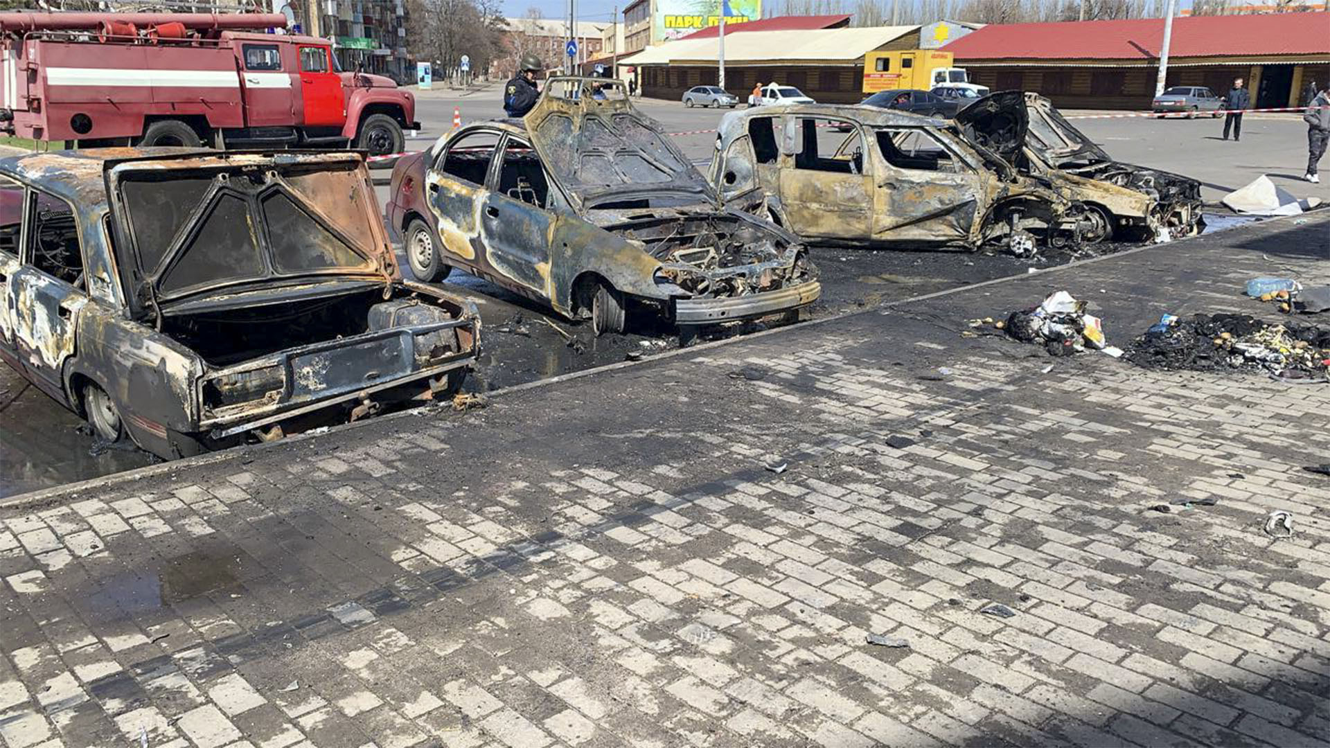 Autos destruidos tras el ataque contra la estación de Kramatorsk, ciudad del este de Ucrania (Hervé BAR / AFP)