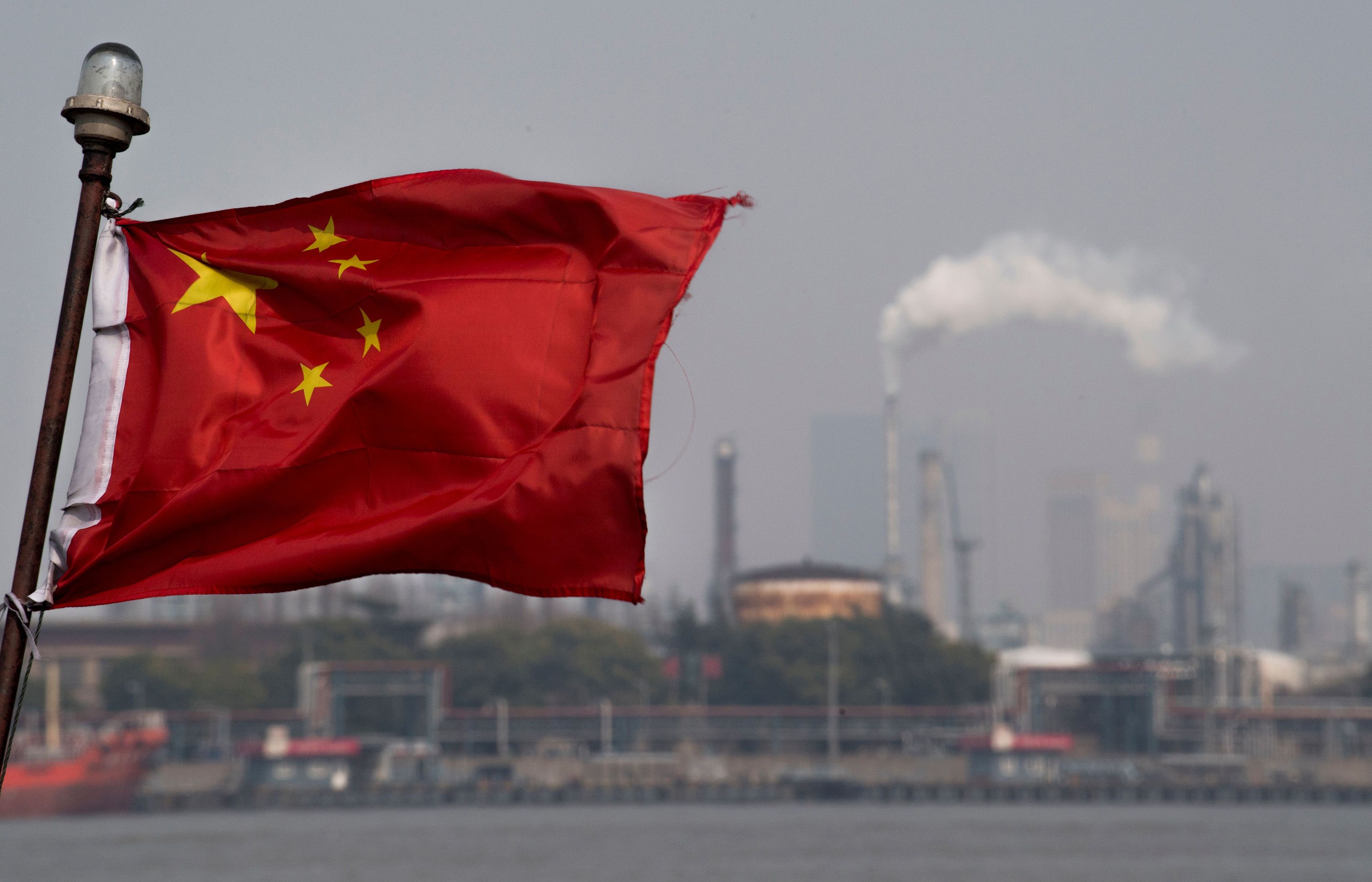 Bandera china ondeando en frente de la refinería de la empresa Shanghai Gaoqiao en Shanghái (Bloomberg)