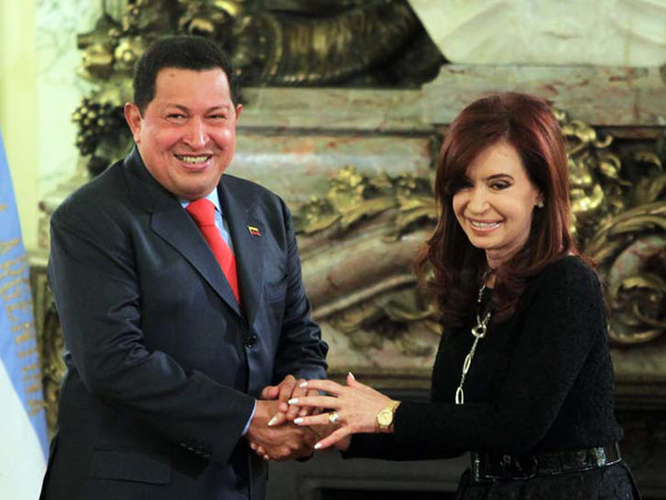 The late Venezuelan President Hugo Chavez and then President Cristina Kirchner (EFE)