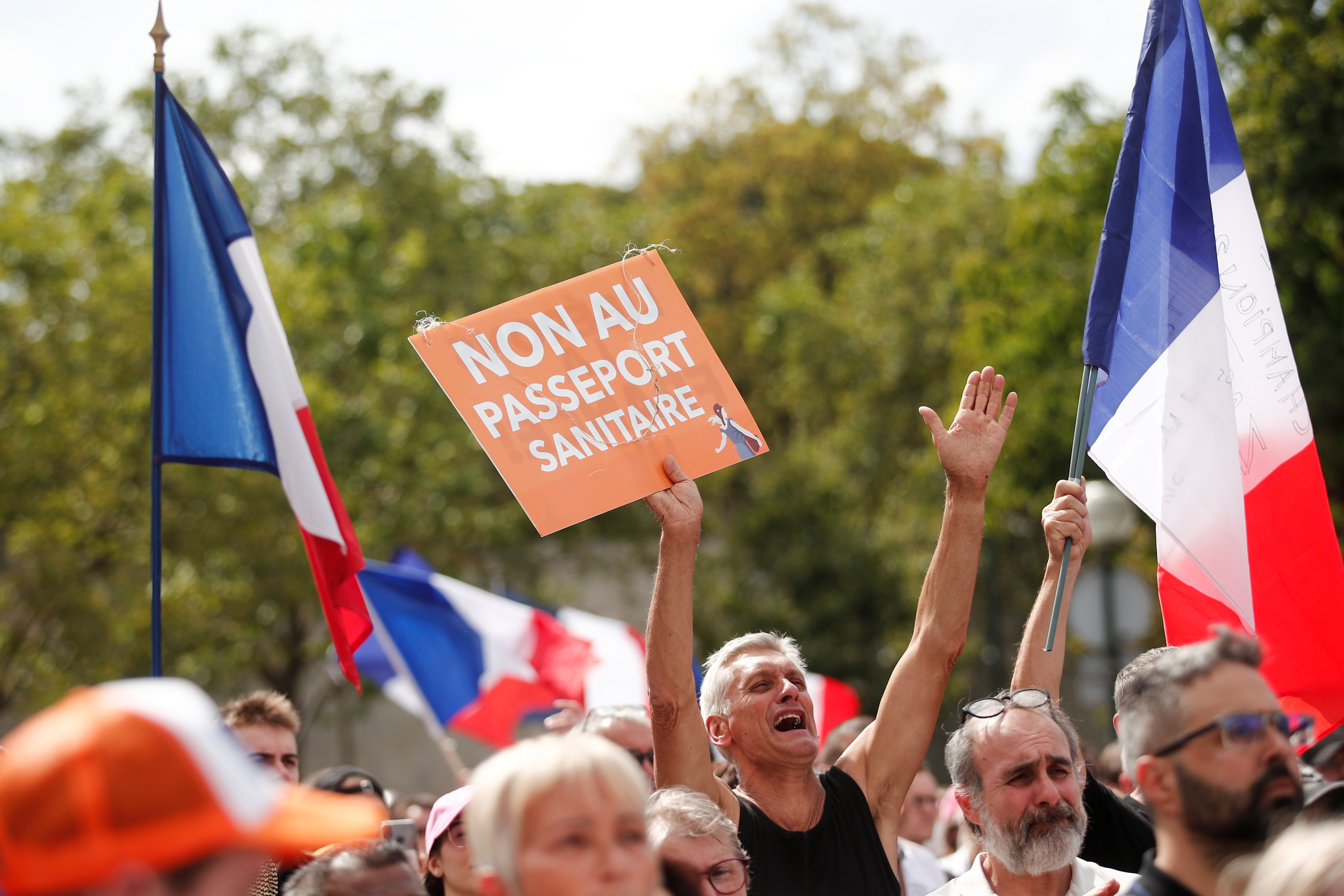 Un manifestante sostiene un cartel que dice "No al pasaporte de salud" durante una manifestación convocada por el partido nacionalista francés "Les Patriotes" (Los Patriotas) contra las restricciones de Francia para combatir el brote de la enfermedad del coronavirus (COVID-19), sobre el "Droits de l'Homme "(derechos humanos) en la plaza Trocadero en París, Francia, 24 de julio de 2021. REUTERS / Benoit Tessier
