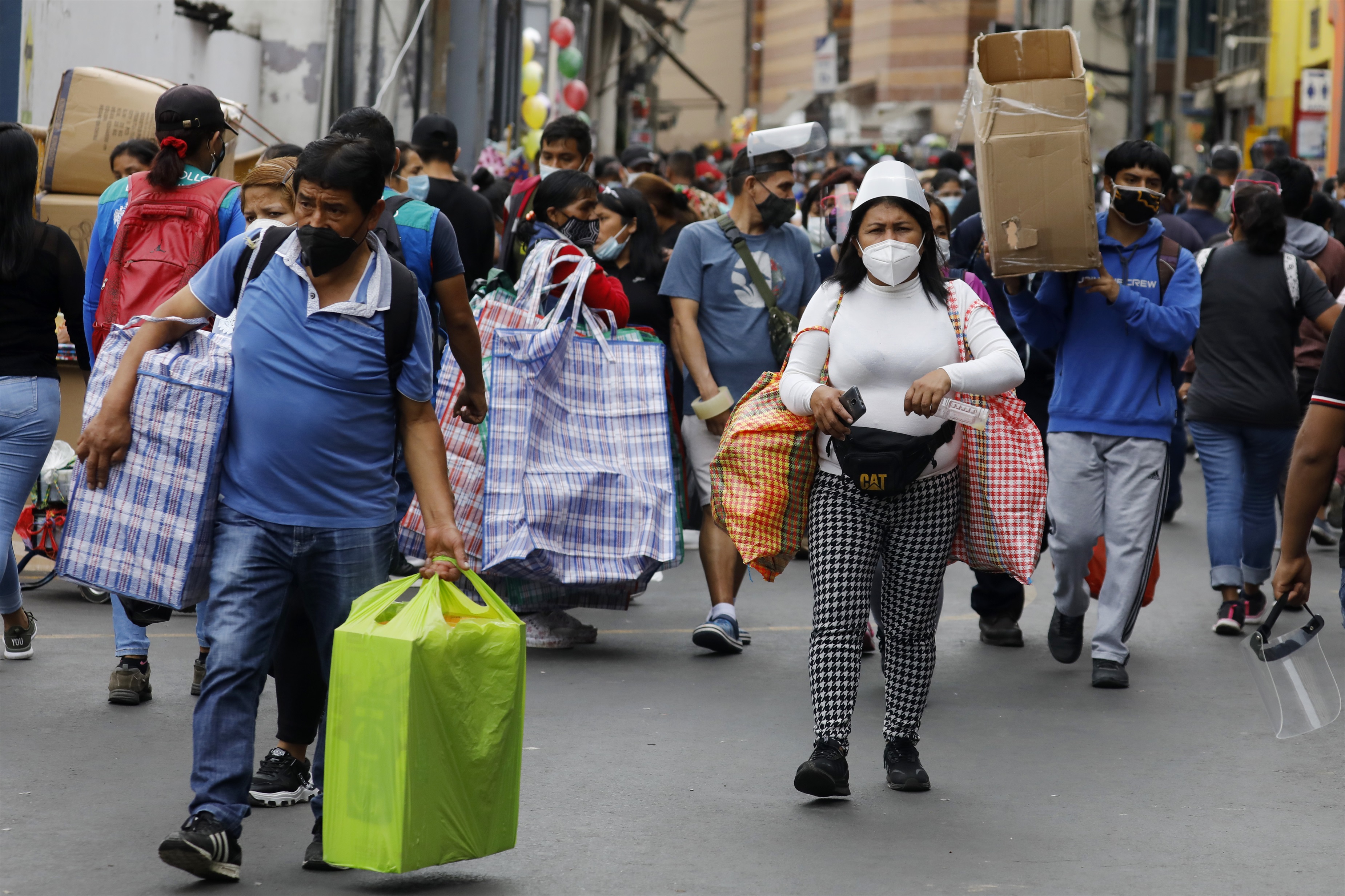 Calles de Perú con gente llevando mascarillas (Europa Press)

