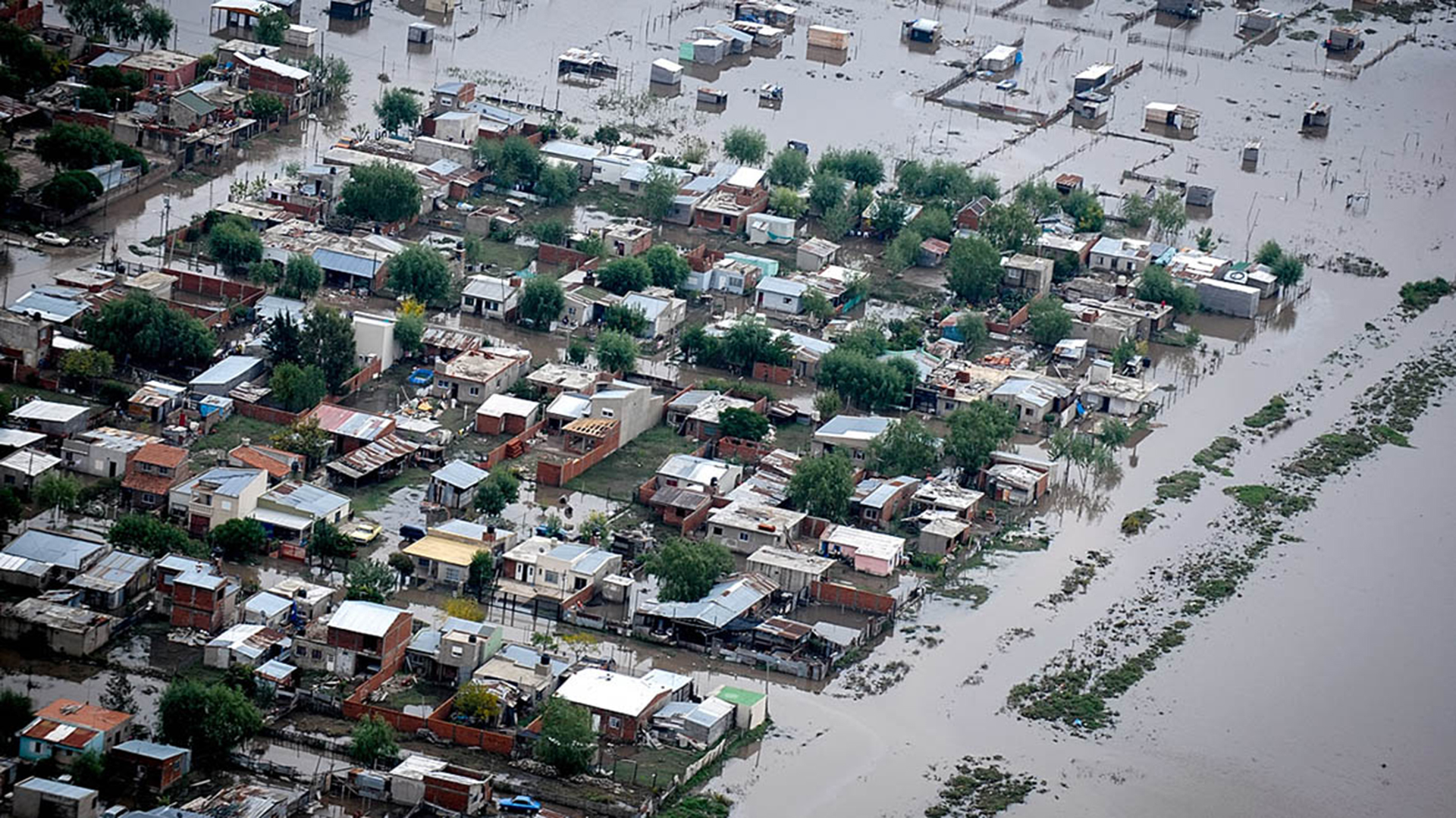 Se calcula que el día de la inundación platense llovió entre 181 y 200 milímetros en tres horas, lo que provocó el desborde del arroyo El Gato  (Charly Díaz Azcué)