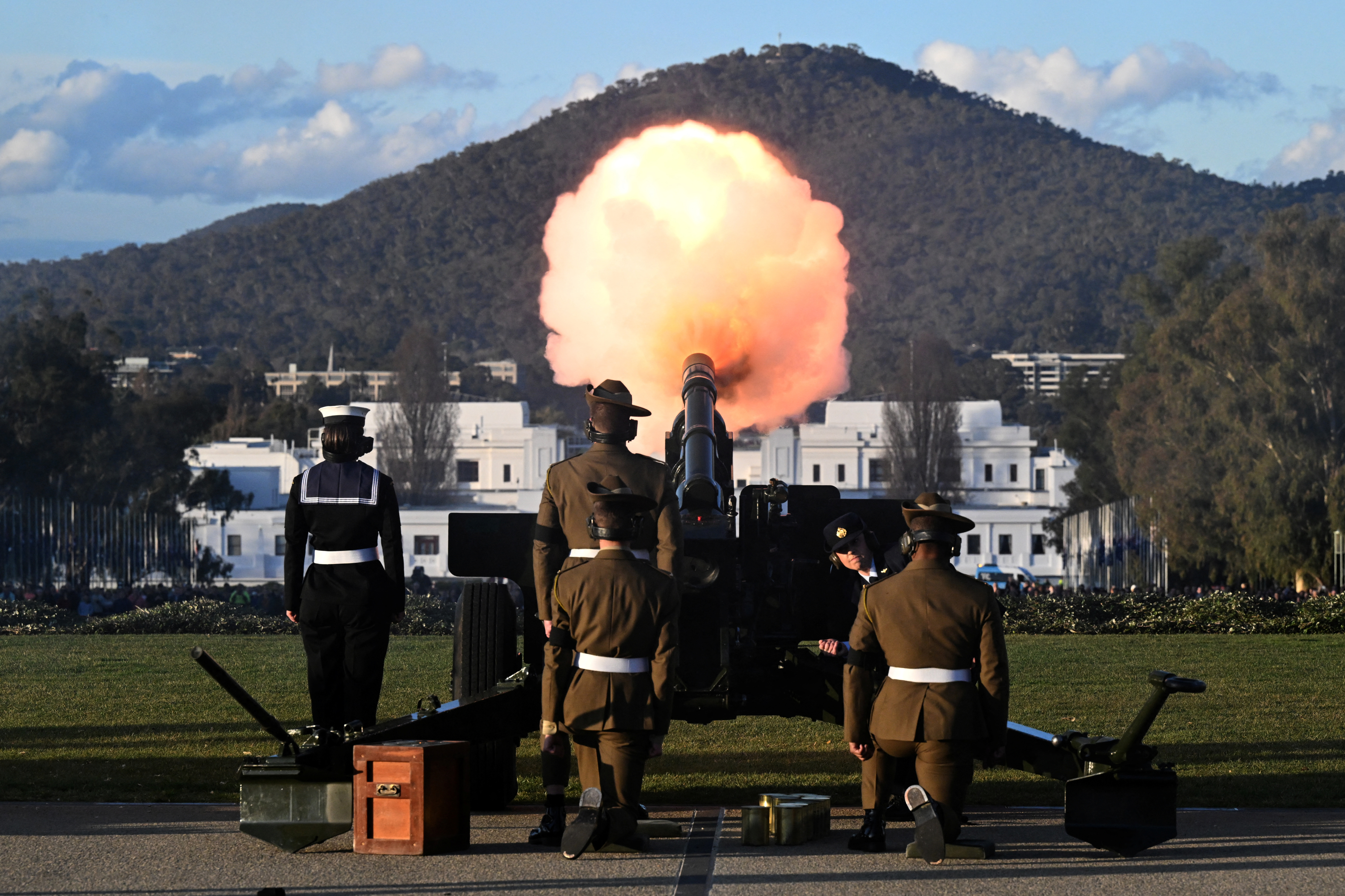 96 cañonazos en homenaje a la Reina Isabel en la explanada de la Casa del Parlamento en Canberra (AAP Image/Mick Tsikas via REUTERS)
