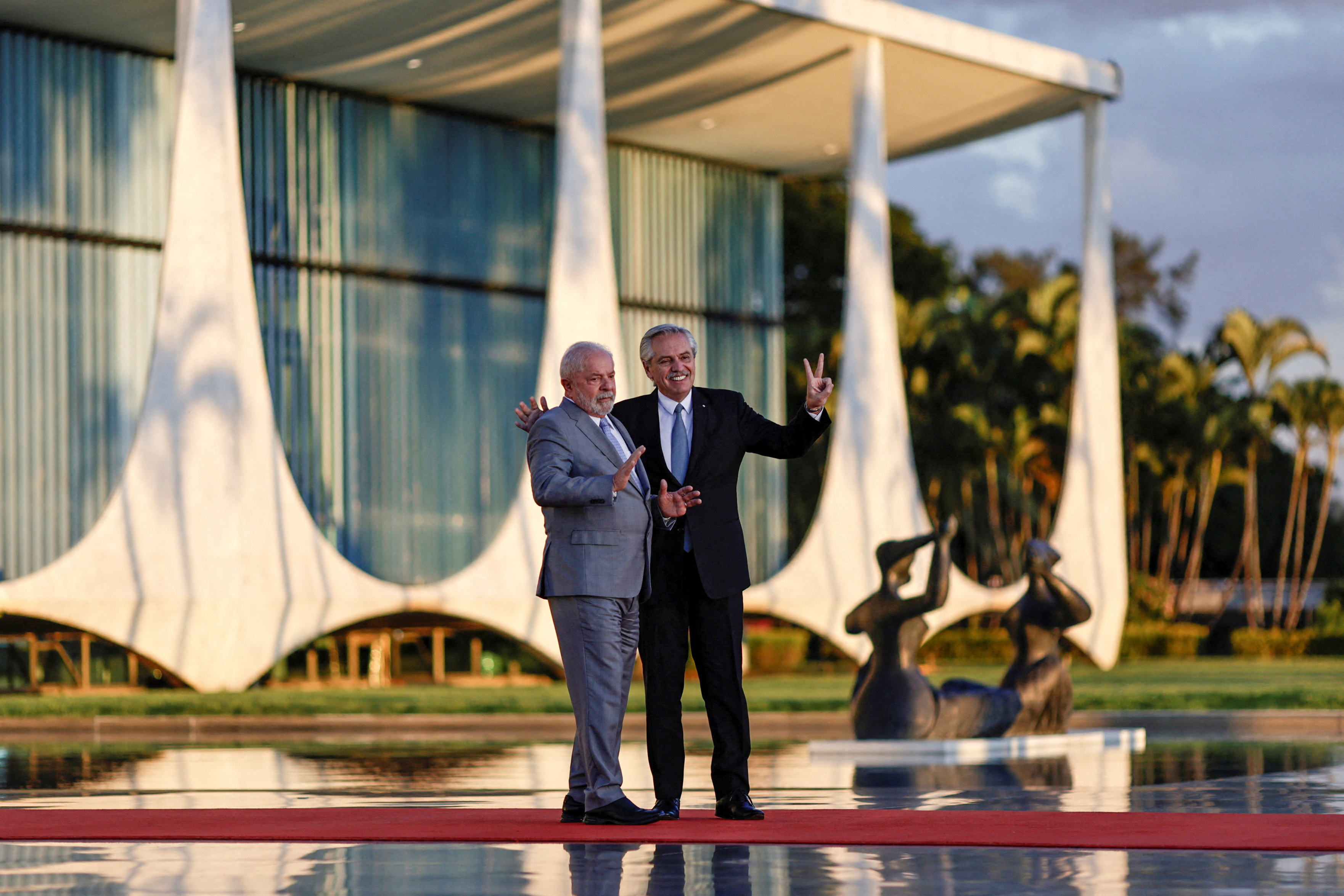 Luiz Inacio Lula da Silva y Alberto Fernandez en la reciente visita que el presidente argentino hizo a Brasilia en mayo. Ambos mandatarios quieren que el Mercosur se revitalice. REUTERS/Ueslei Marcelino      