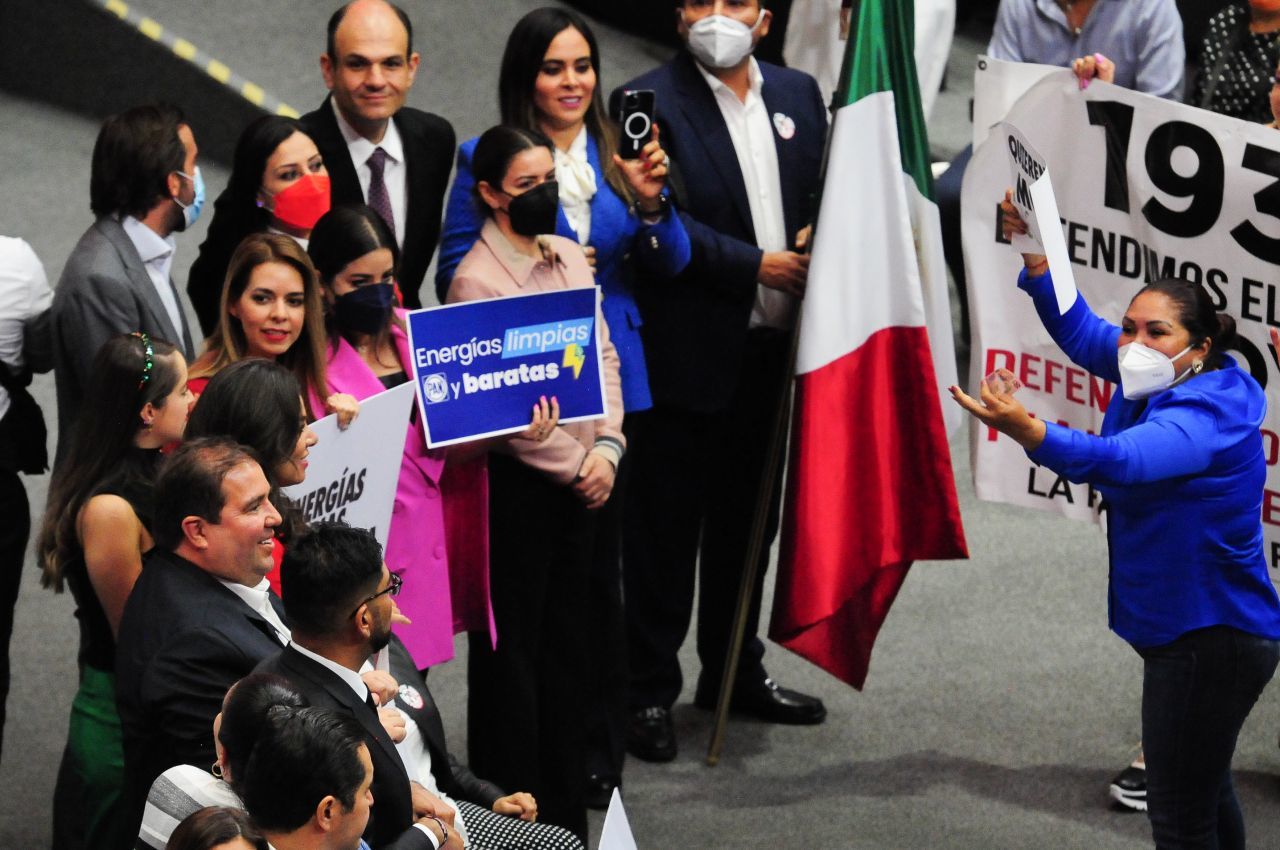 Oposición Celebró Revés A Reforma De Amlo Con Himno Nacional A Todo Pulmón “derrota Para El 2739