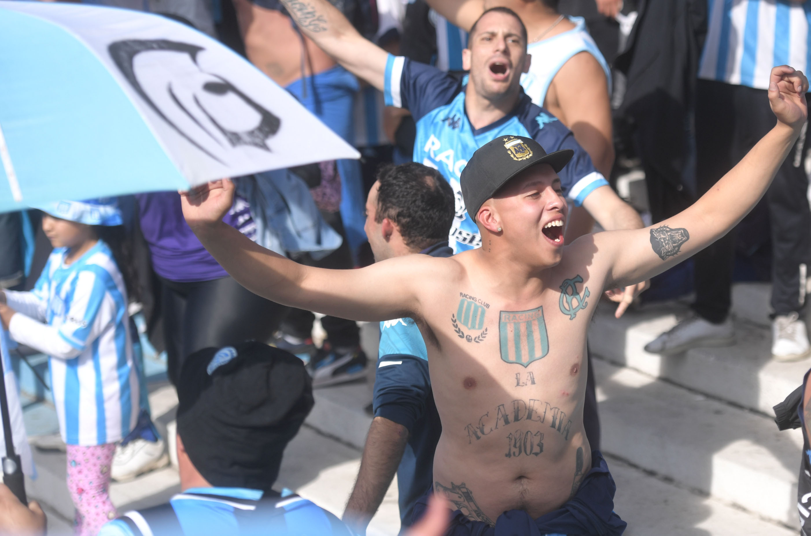 Los hinchas de Racing llenaron el Cilindro con ilusiones de ver campeÃ³n al equipo de Fernando Gago (TELAM)