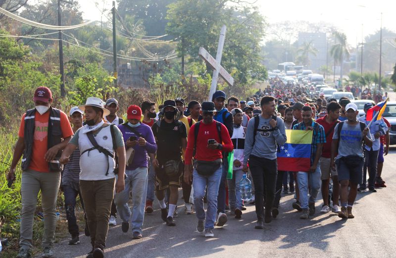 Migrantes varados en Tapachula forman parte de una caravana hacia Estados Unidos tras impacientarse por esperar la visa humanitaria para cruzar el país, en Tapachula, Mexico. 1 de abril de 2022. REUTERS/José Torres