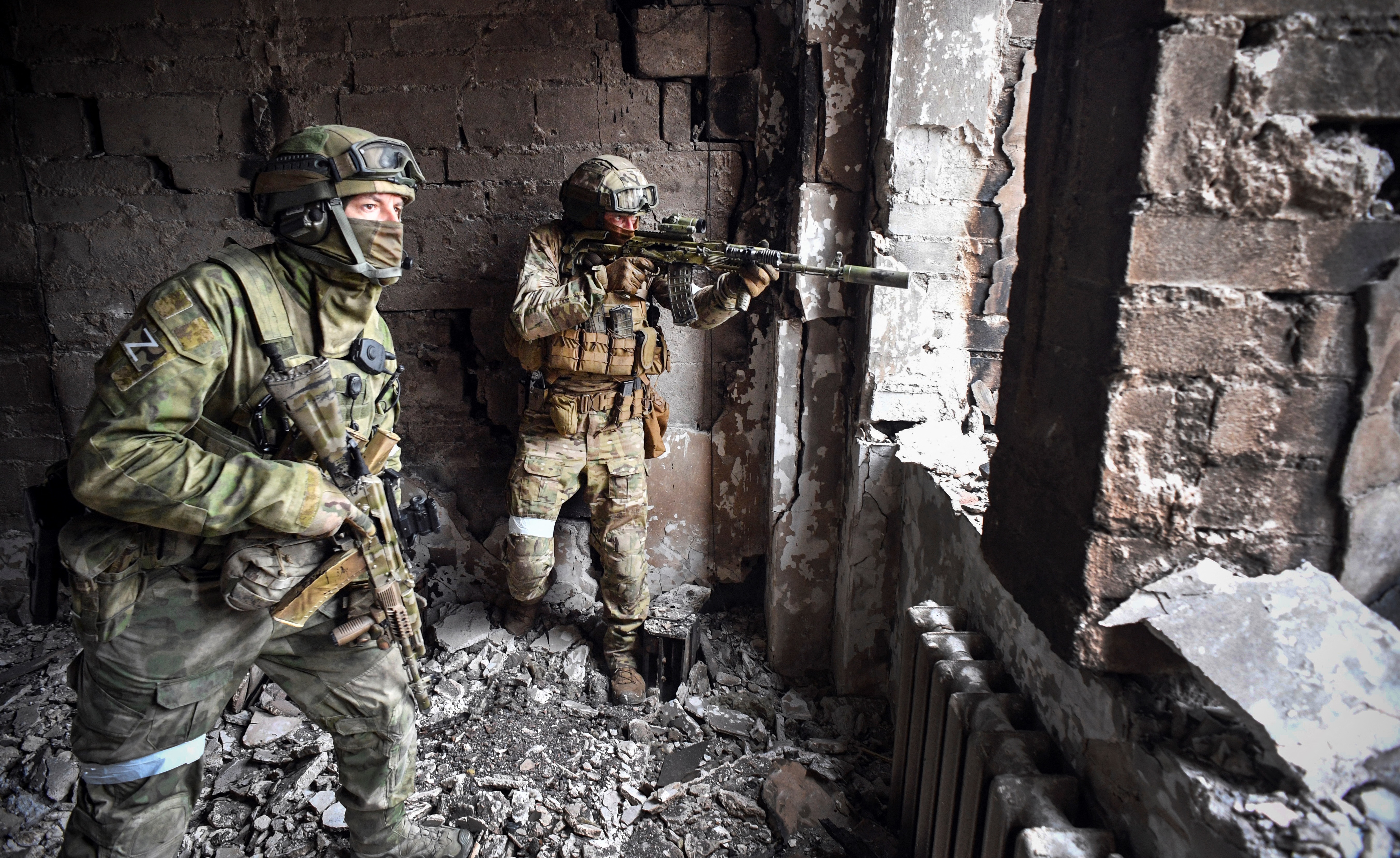 Soldados rusos patrullan en el teatro dramático de Mariupol, bombardeado el pasado 16 de marzo, el 12 de abril de 2022 en Mariupol, (Alexander NEMENOV / AFP)