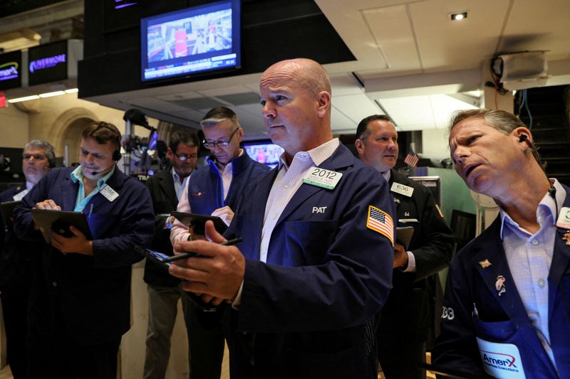 Operadores trabajan en el piso de la Bolsa de Valores de Nueva York (REUTERS/Brendan McDermid)
