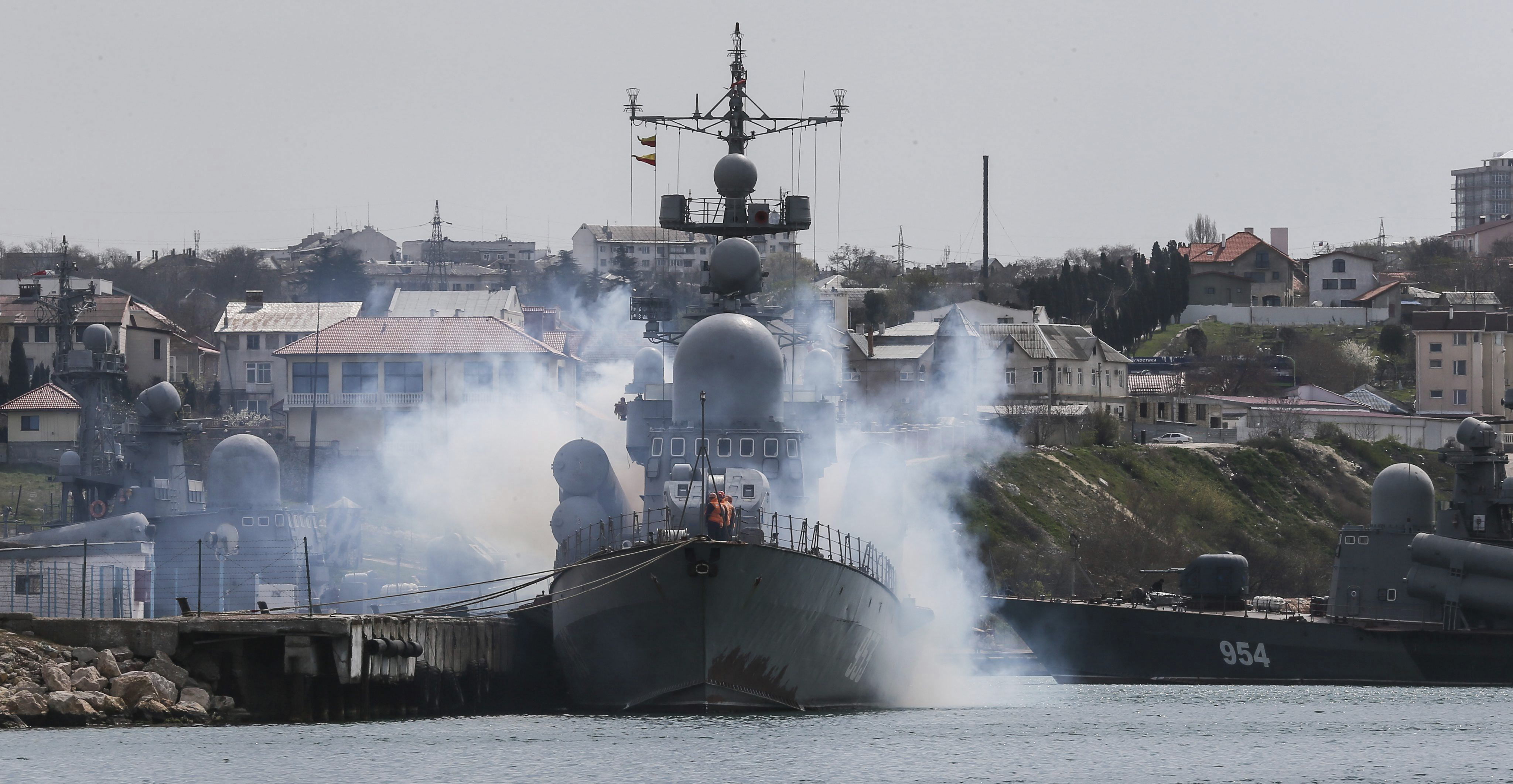 El buque de guerra Tarantul-III, de la Flota rusa del Mar Negro. Ya están concentrados al menos 11 barcos frente a las costas de Odessa con unos 3.000 marines y más de 100 tanques y helicópteros. EFE/Sergei Ilnitsky
